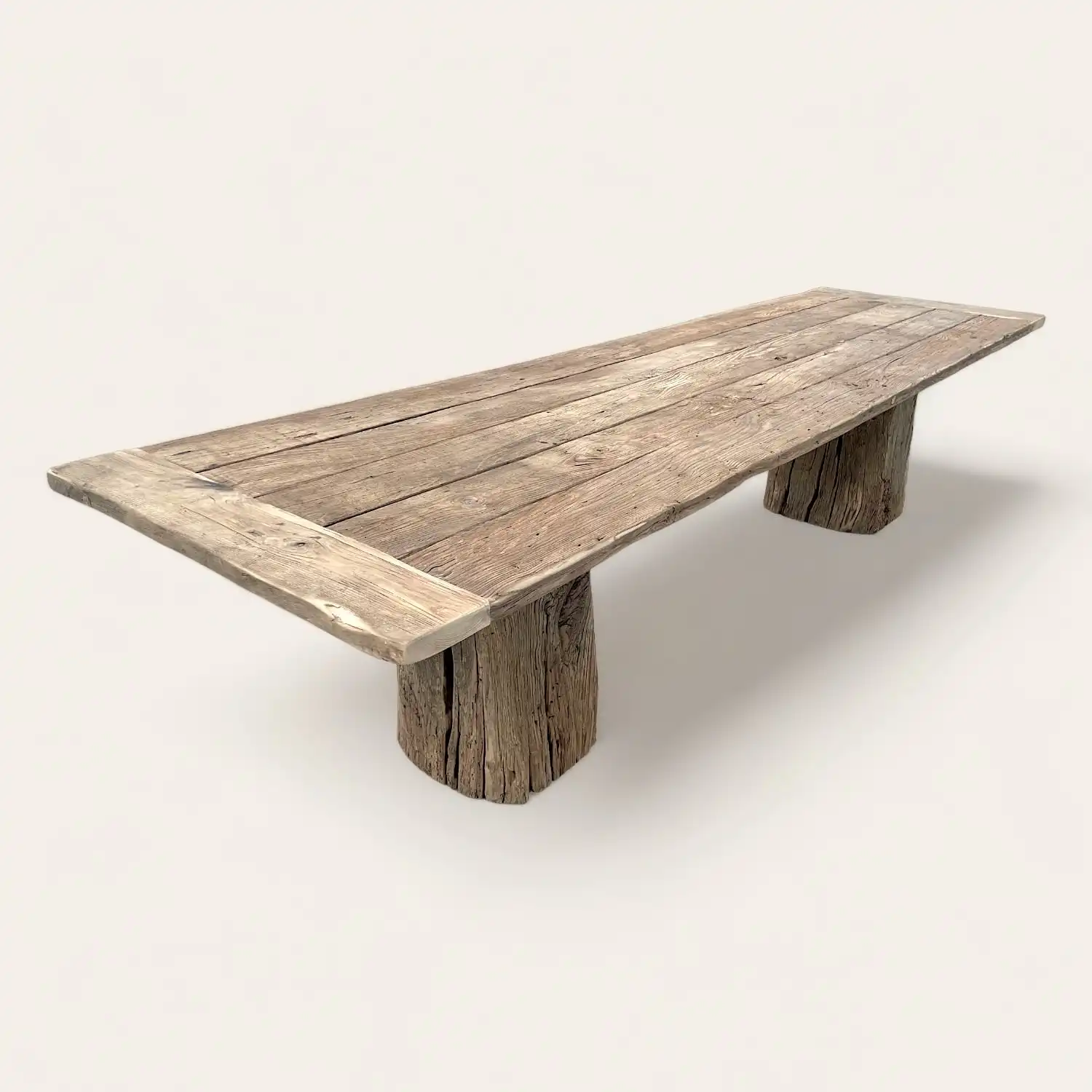  Une table à manger rustique en vieux bois avec un piètement en bois. 