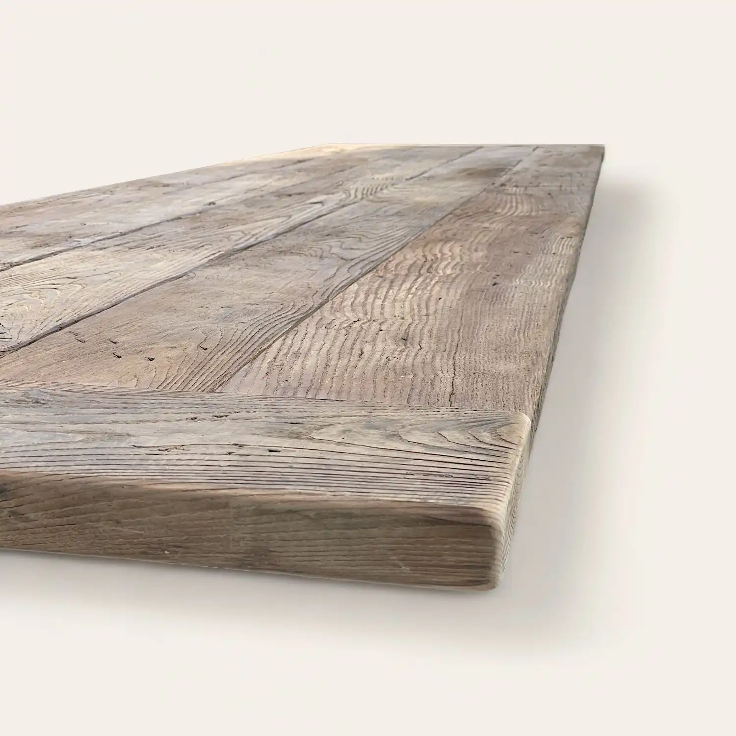  Une table en vieux bois avec un plateau en bois rustique. 