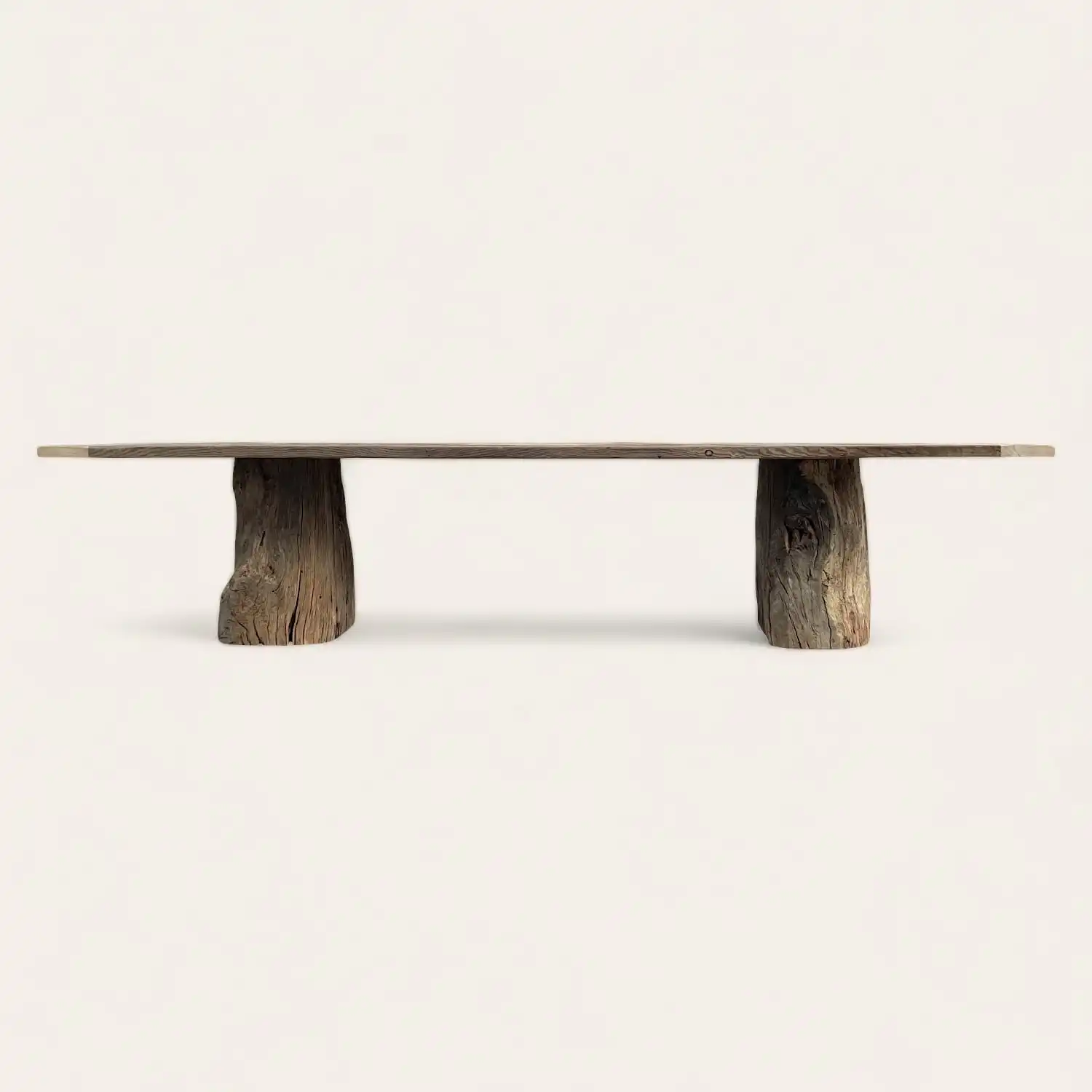  Une table de ferme en bois avec deux pieds en bois rustique sur fond blanc. 