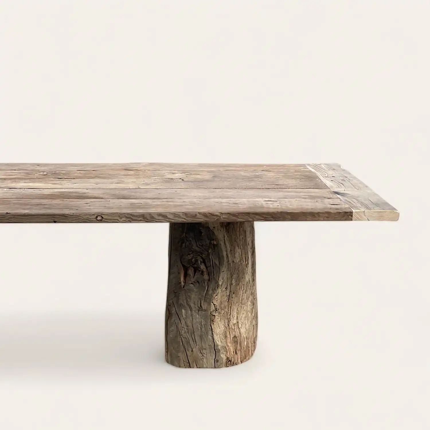  Une table à manger en bois ancien avec un piètement en bois rustique . 