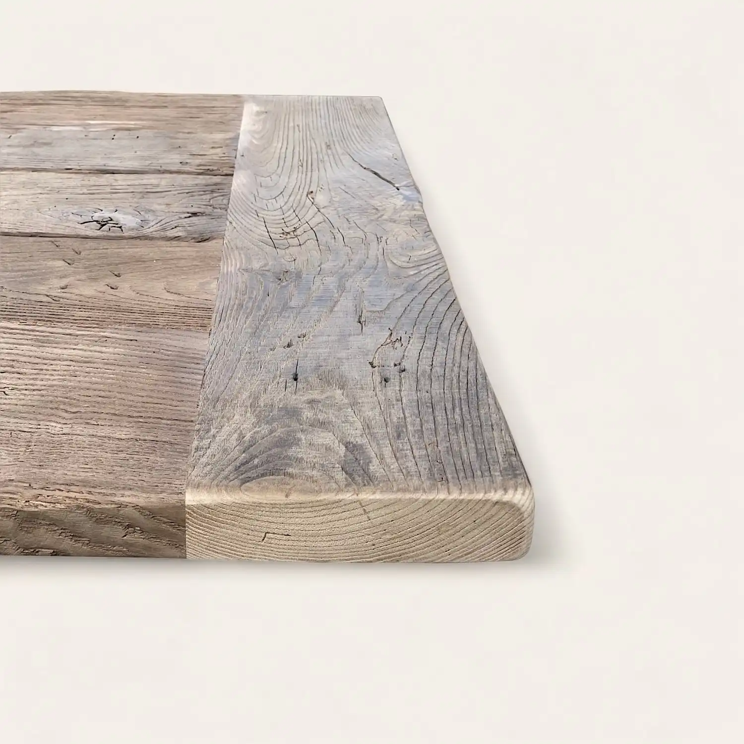  Une image en gros plan d’un plateau de table rustique en bois. 