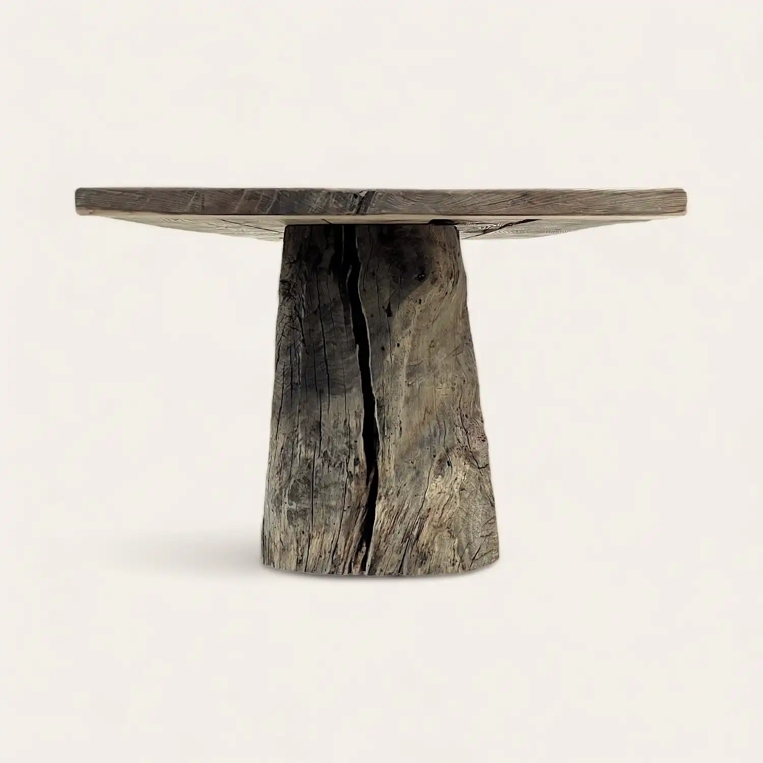  Une table ronde rustique fabriquée à partir d'une souche d'arbre. 