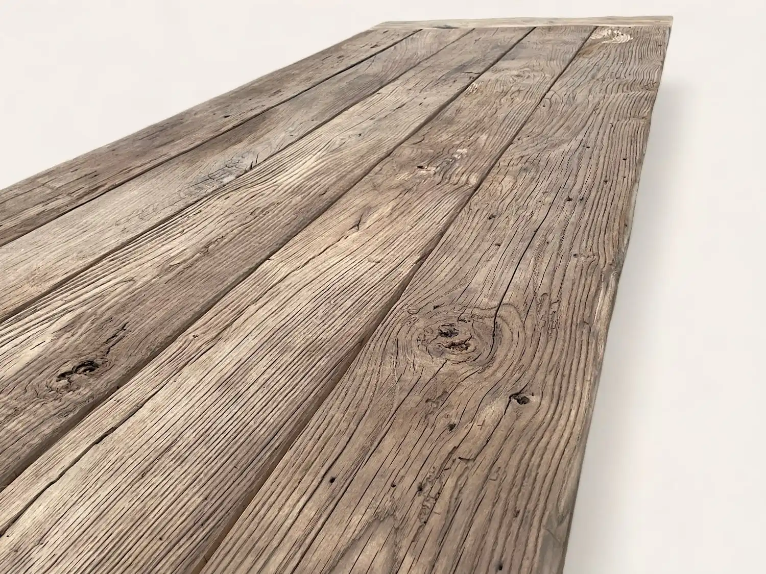Une planche de bois vieilli rustique sur fond blanc.
