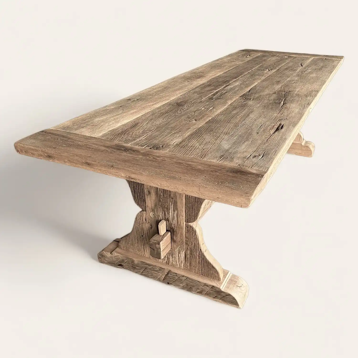 Une table à manger en bois ancien style monastère avec un piètement en bois. 