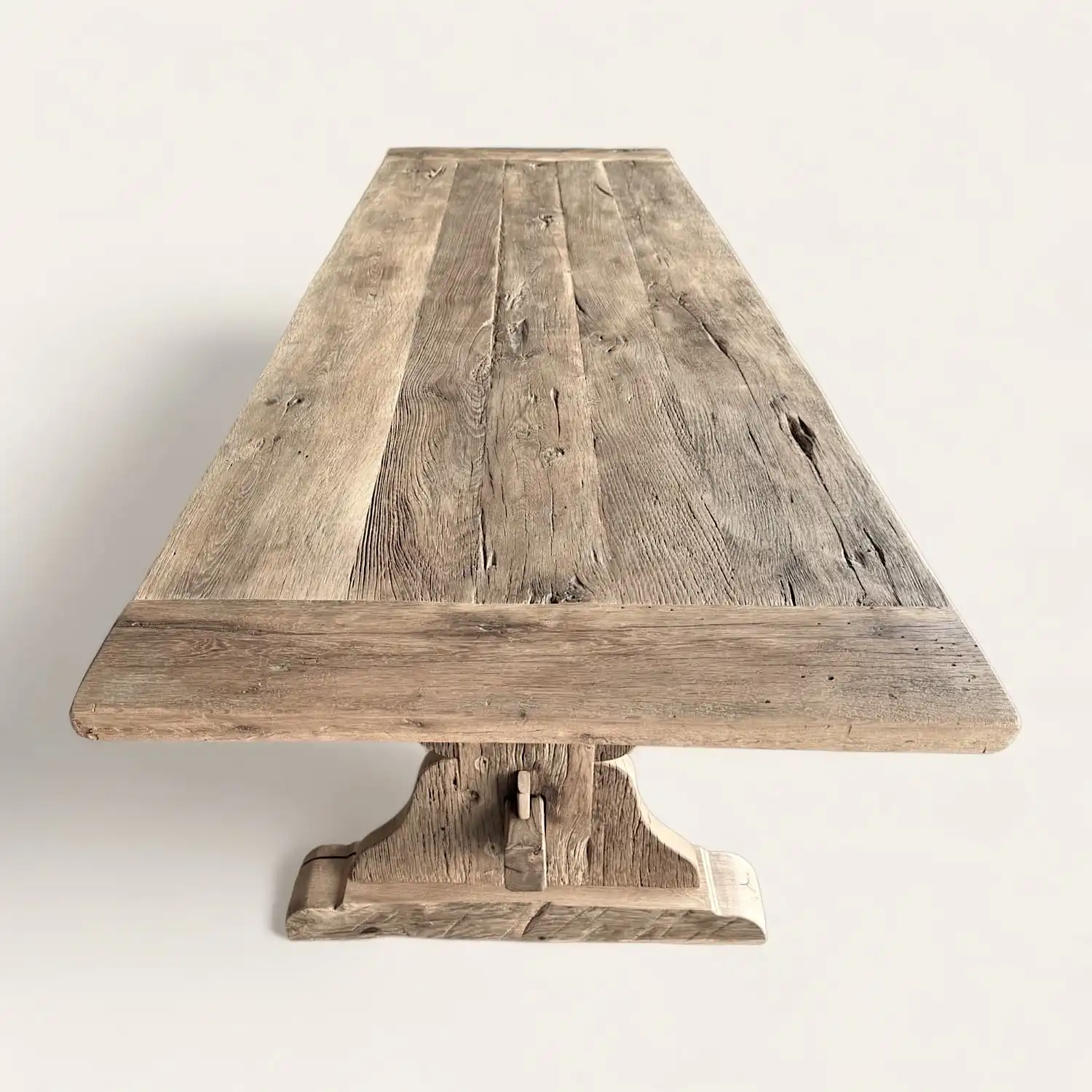  Une table à manger esprit monastère en bois ancien avec un piètement en bois. 
