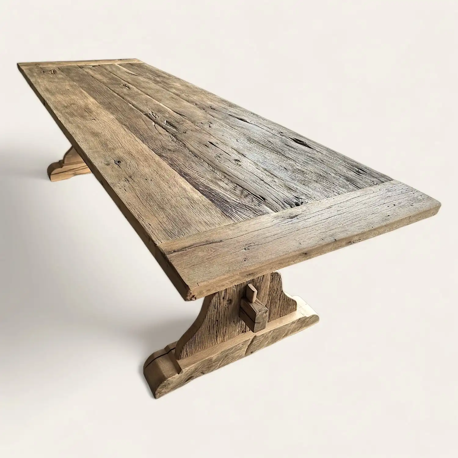  Une table monastère en vieux bois avec un piètement en bois. 