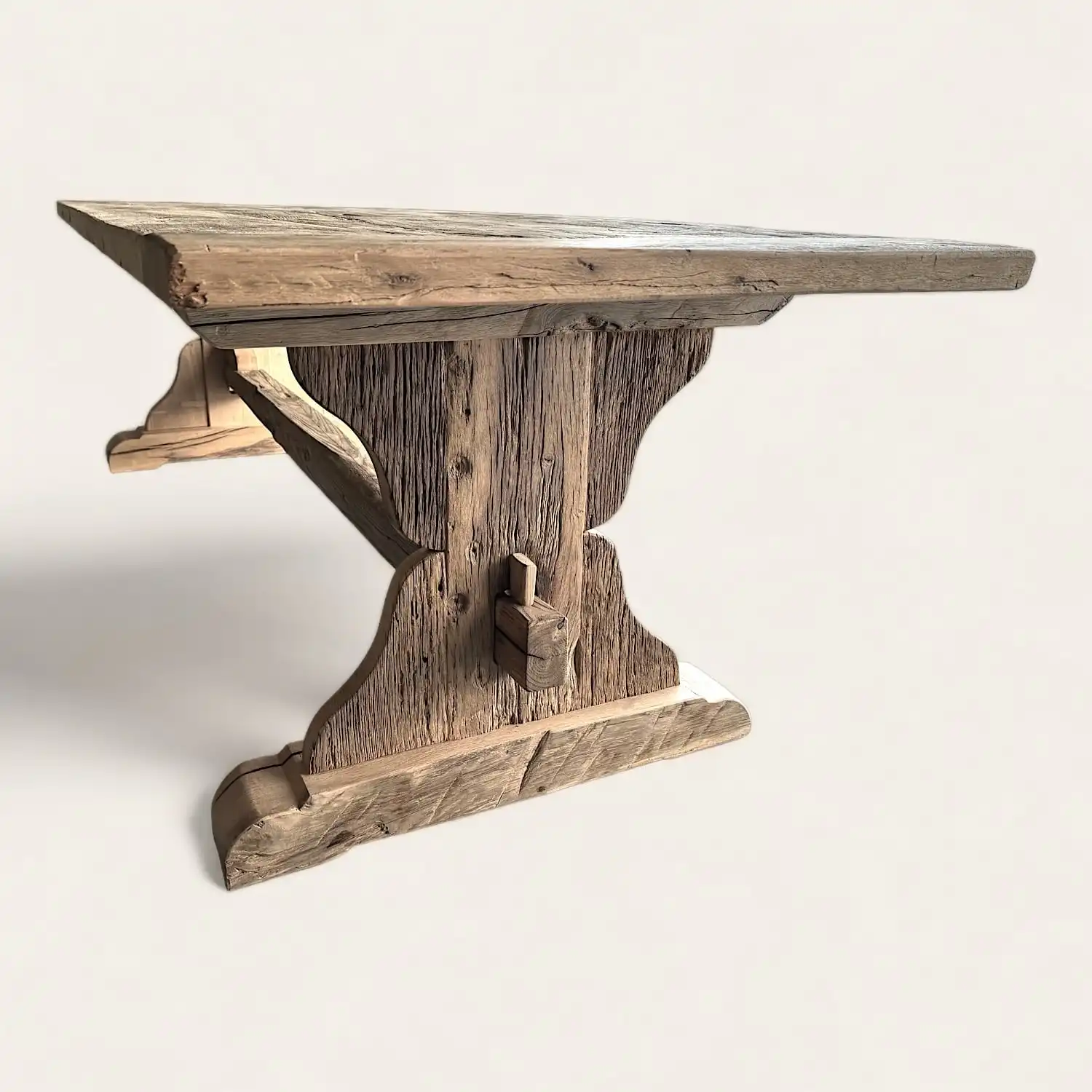  Une table rustique en bois avec un socle en bois. 