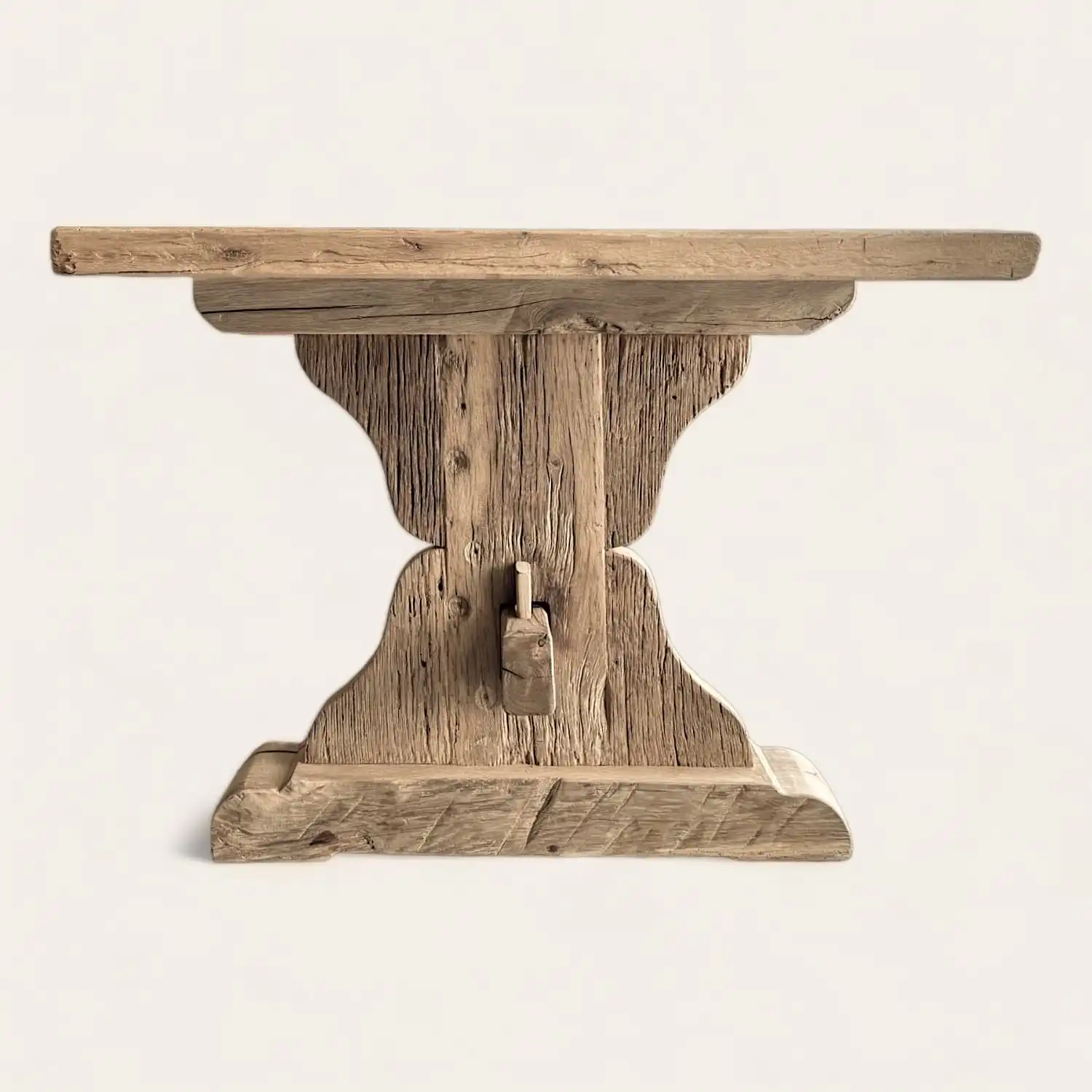  Une console rustique en bois avec un plateau en bois. 