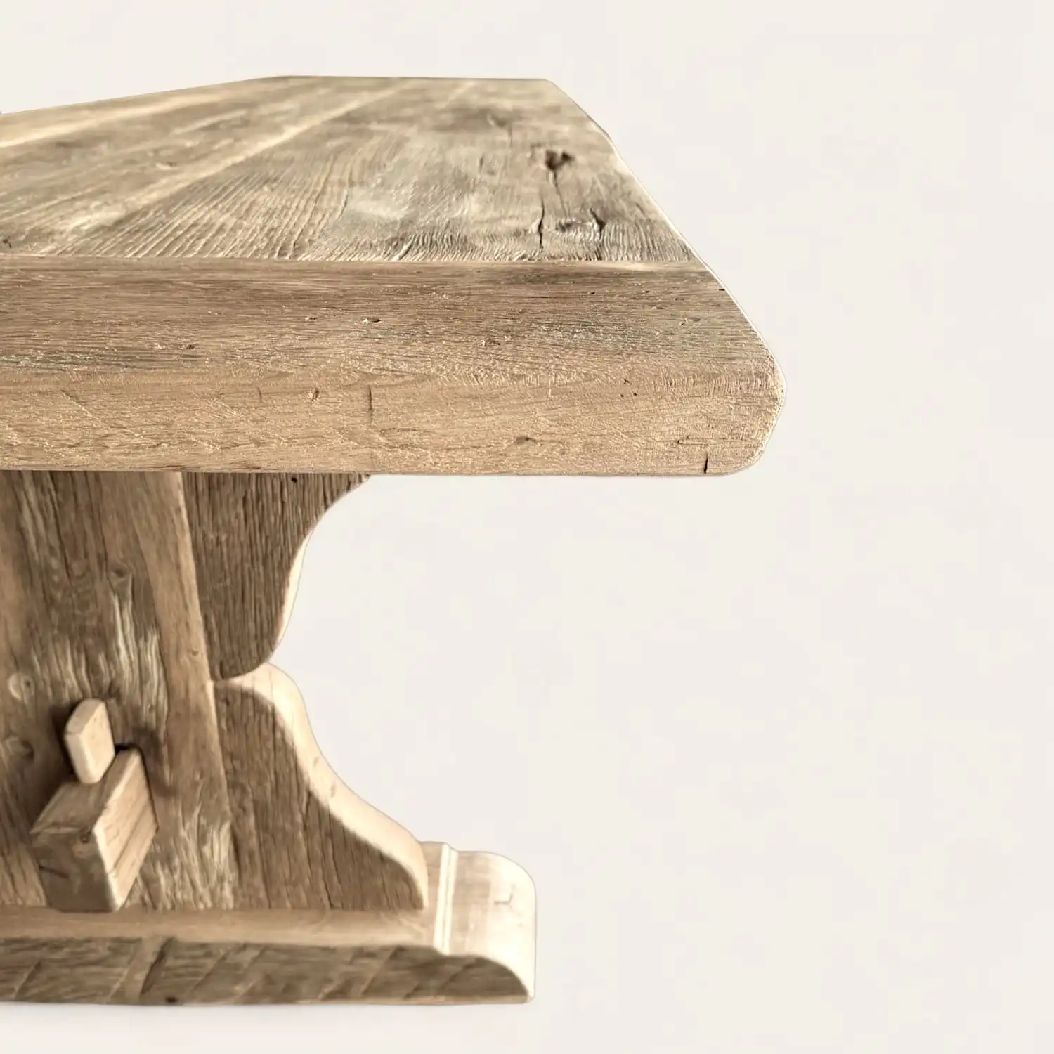  Une vieille table en bois avec un plateau en bois. 