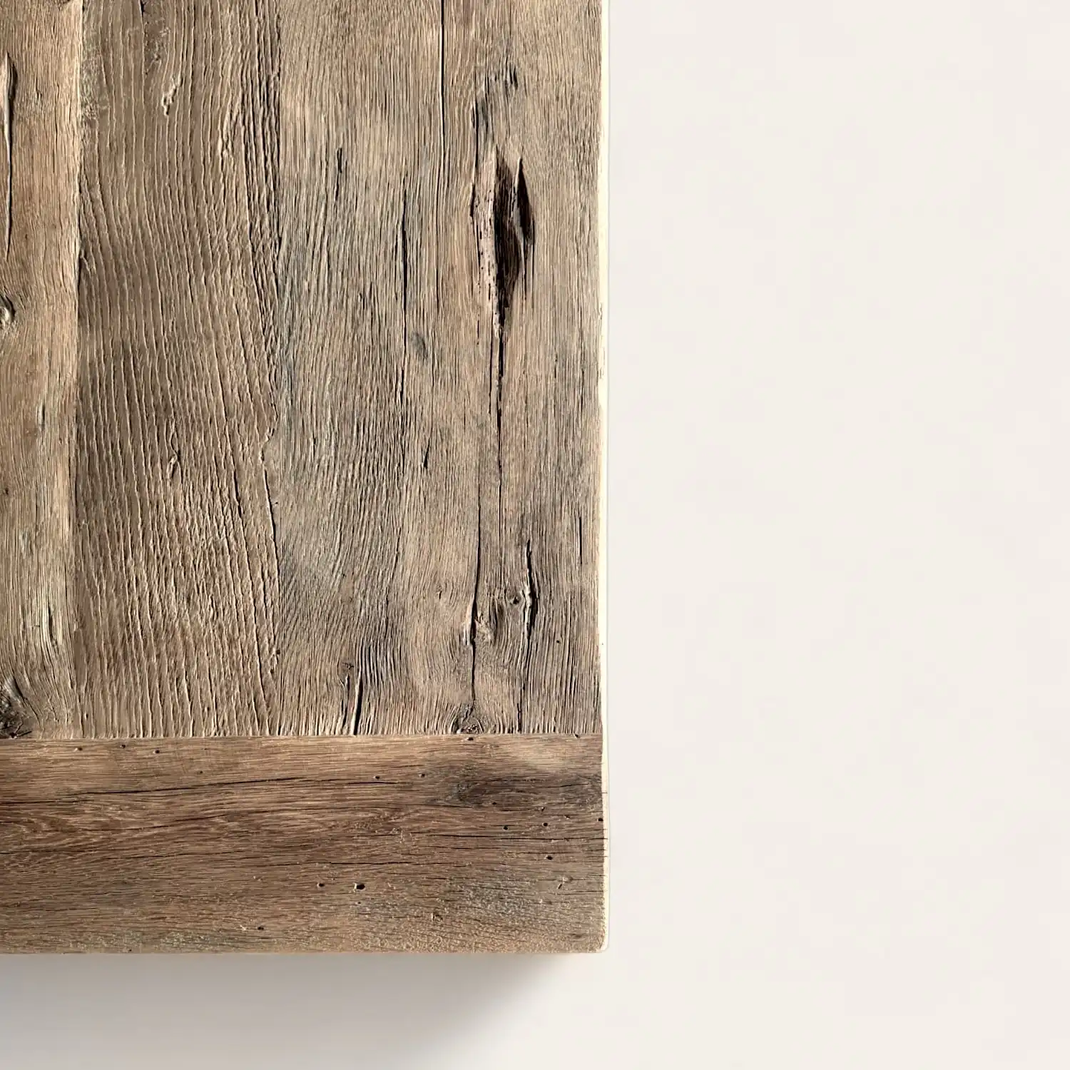  Une vue rapprochée d'une étagère en bois rustique. 