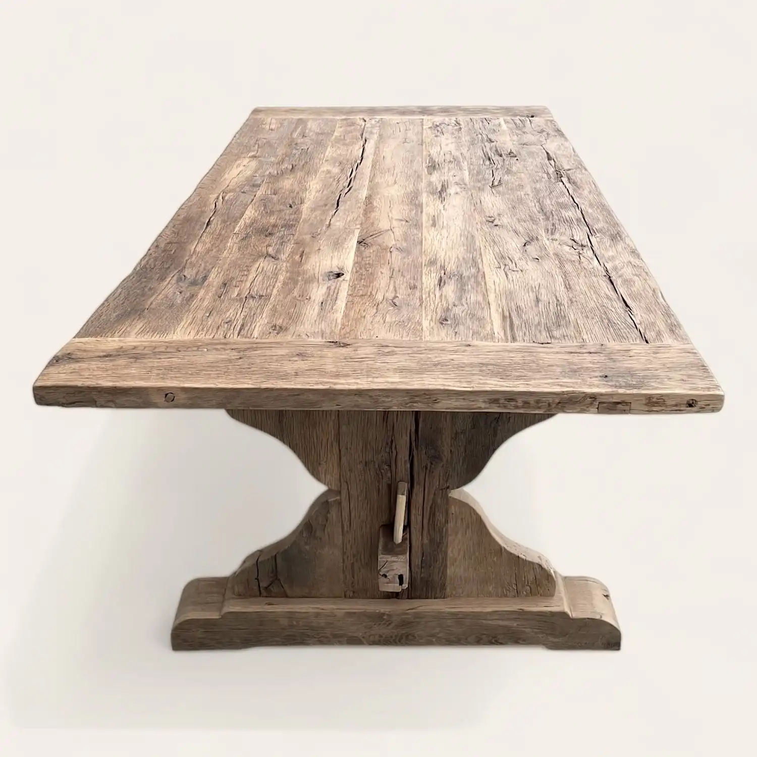  Une table à manger monastère en bois avec un piètement en bois. 