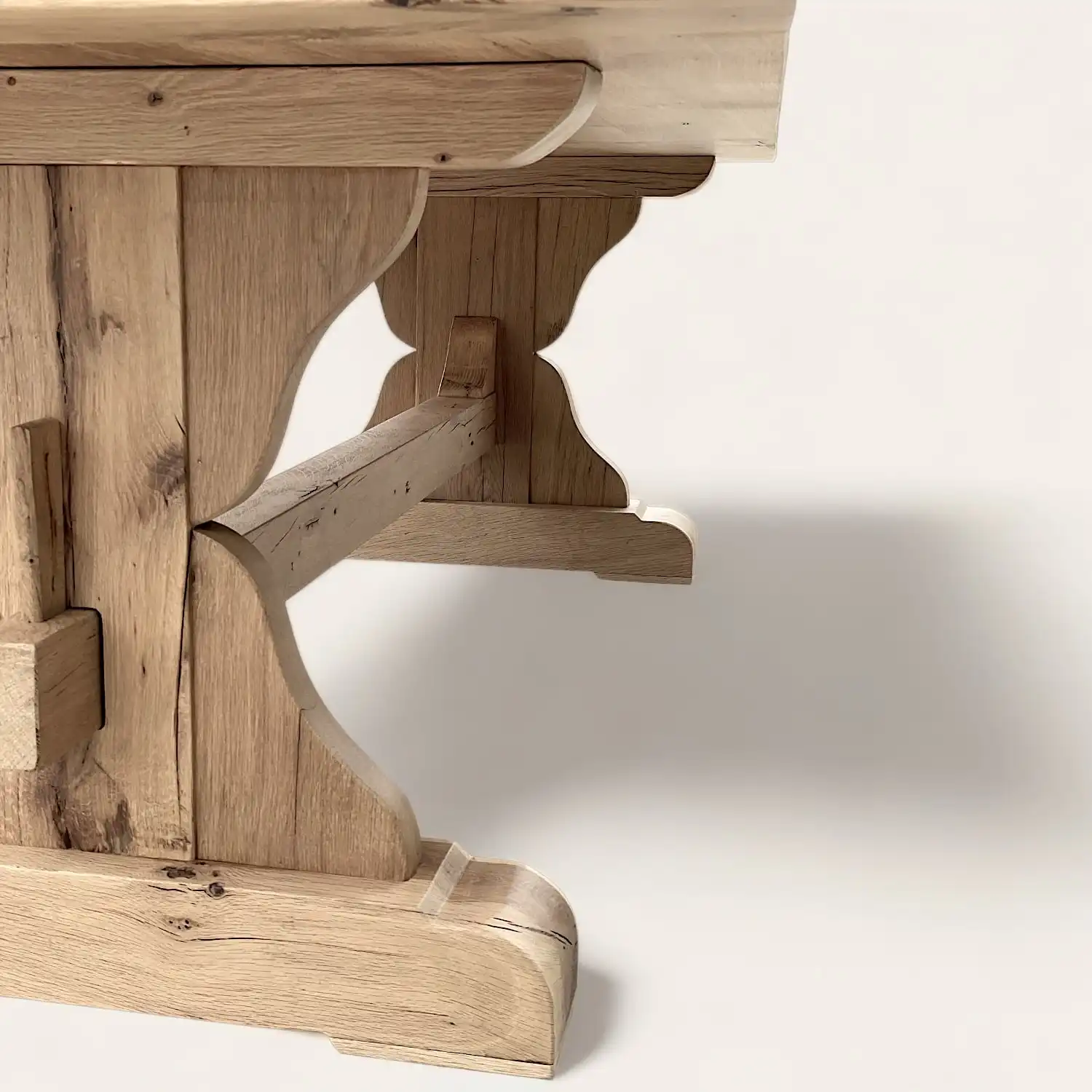  Une table en bois avec un plateau et des pieds en bois rustique. 