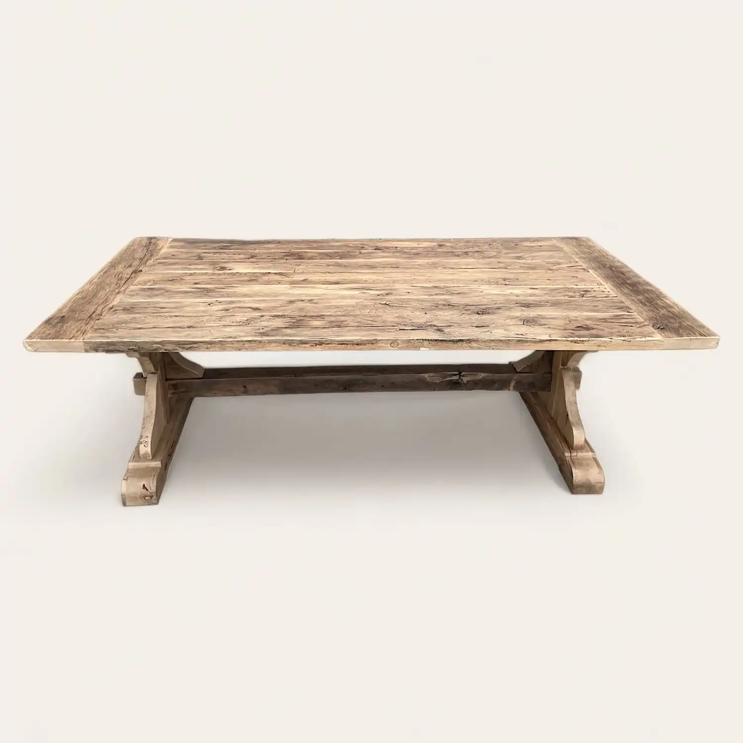  Une table basse rustique en bois avec une base en bois. 