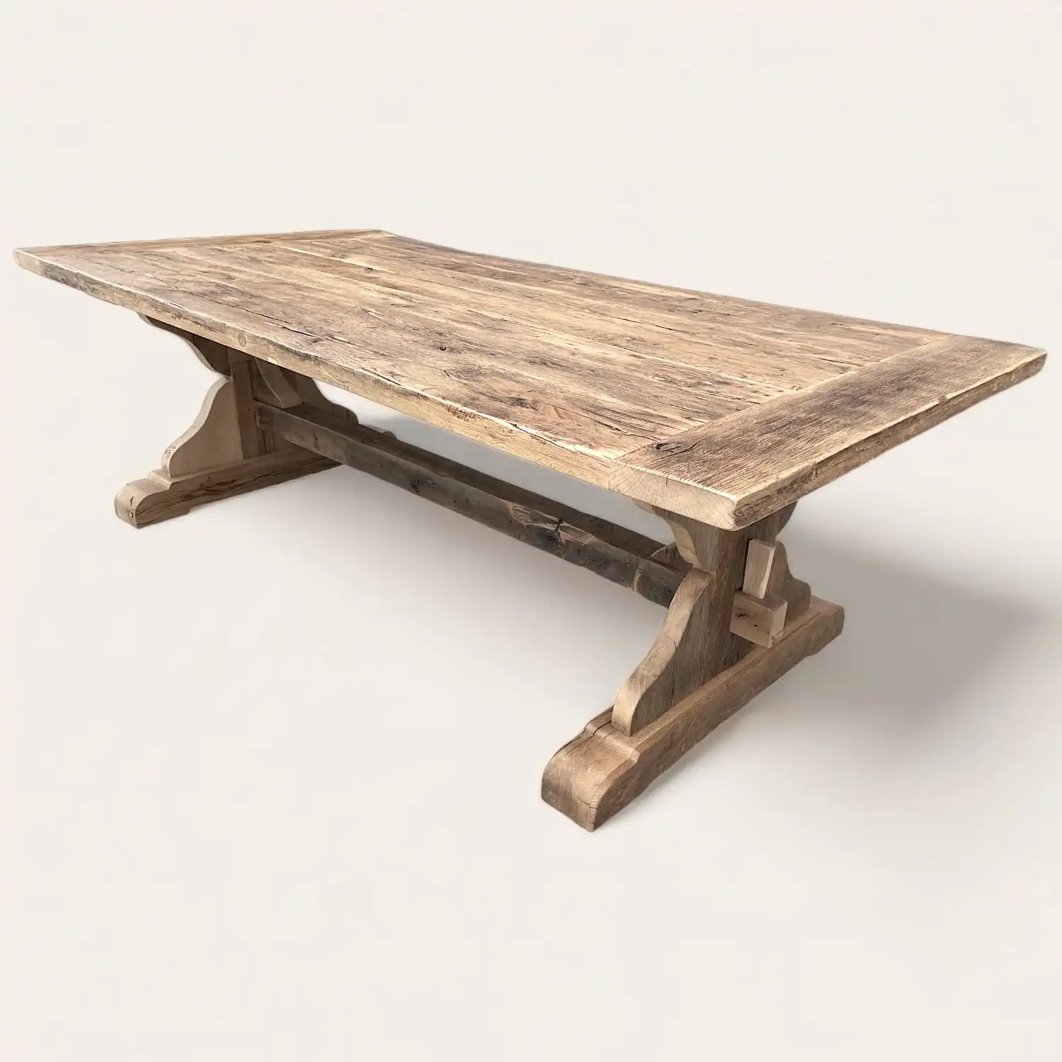  Une table à manger monastère en bois avec une base en bois rustique. 