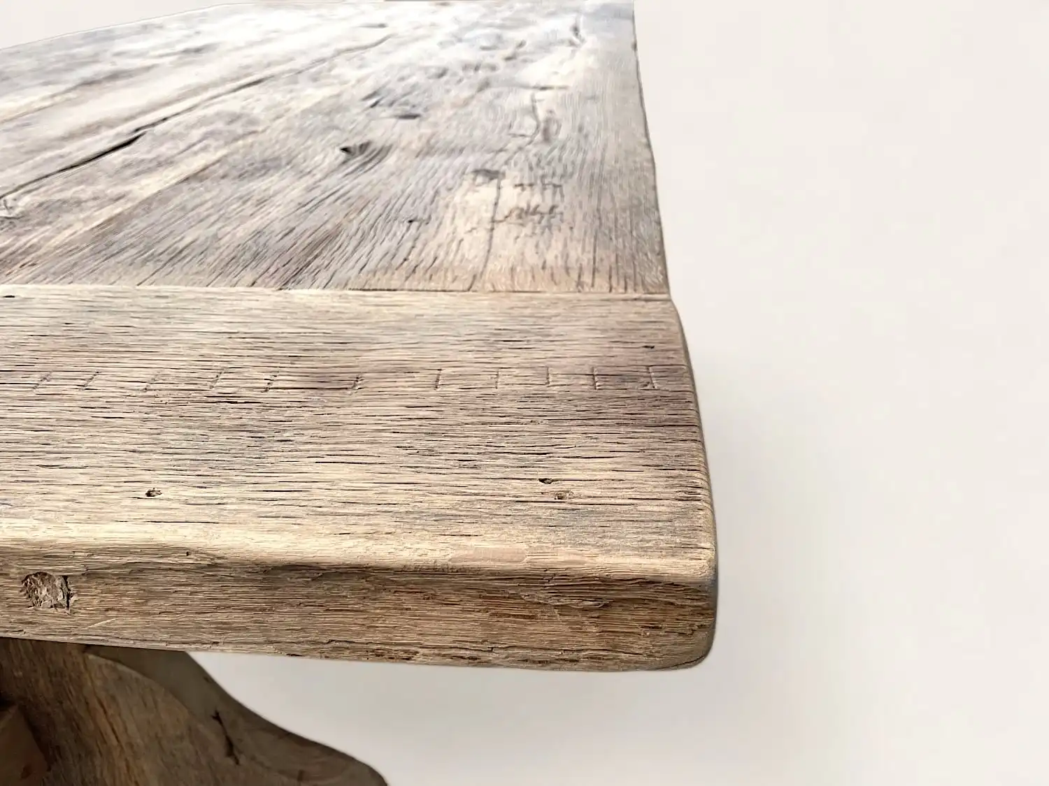 Un gros plan d'une table à manger rustique en bois.