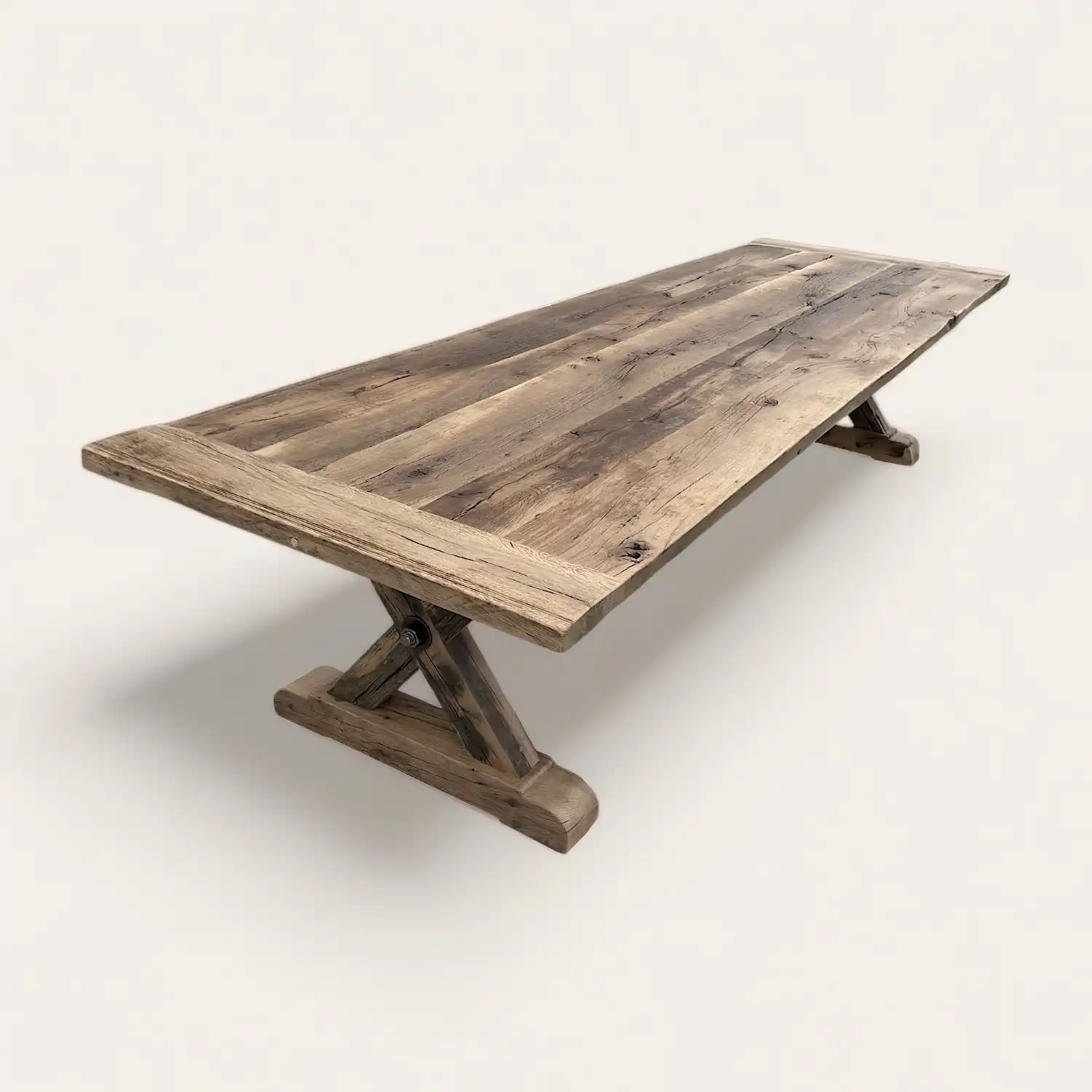  Une table à manger style campagne en bois avec une base en croix. 