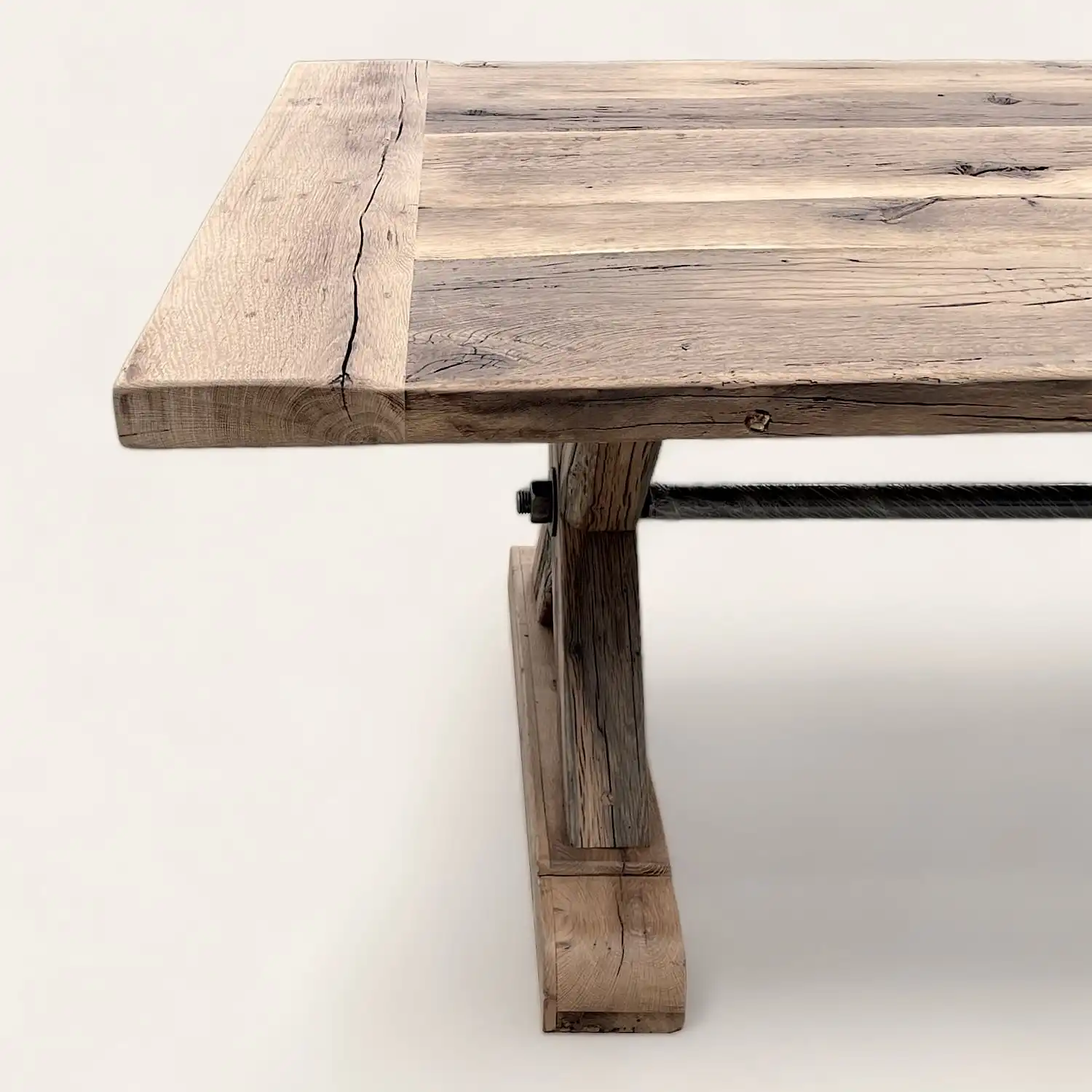  Une table à manger en bois ancien avec une base en métal. 