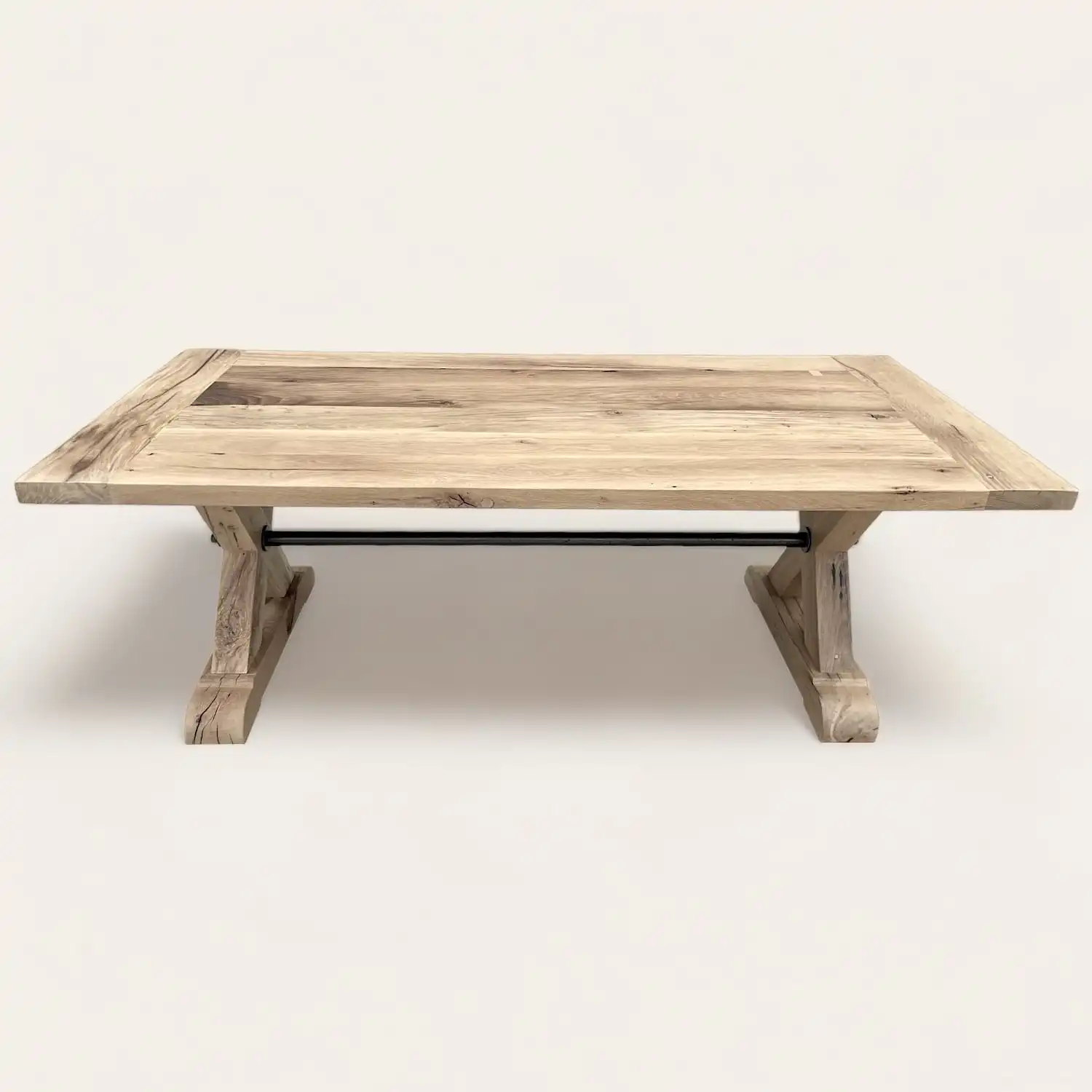  Une table basse en bois ancien sur fond blanc. 