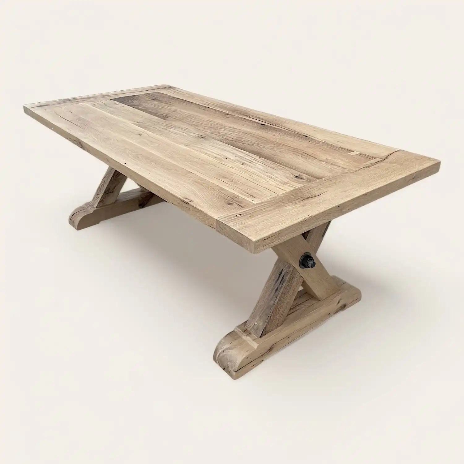  Une table à manger campagnarde en bois avec une base en croix. 