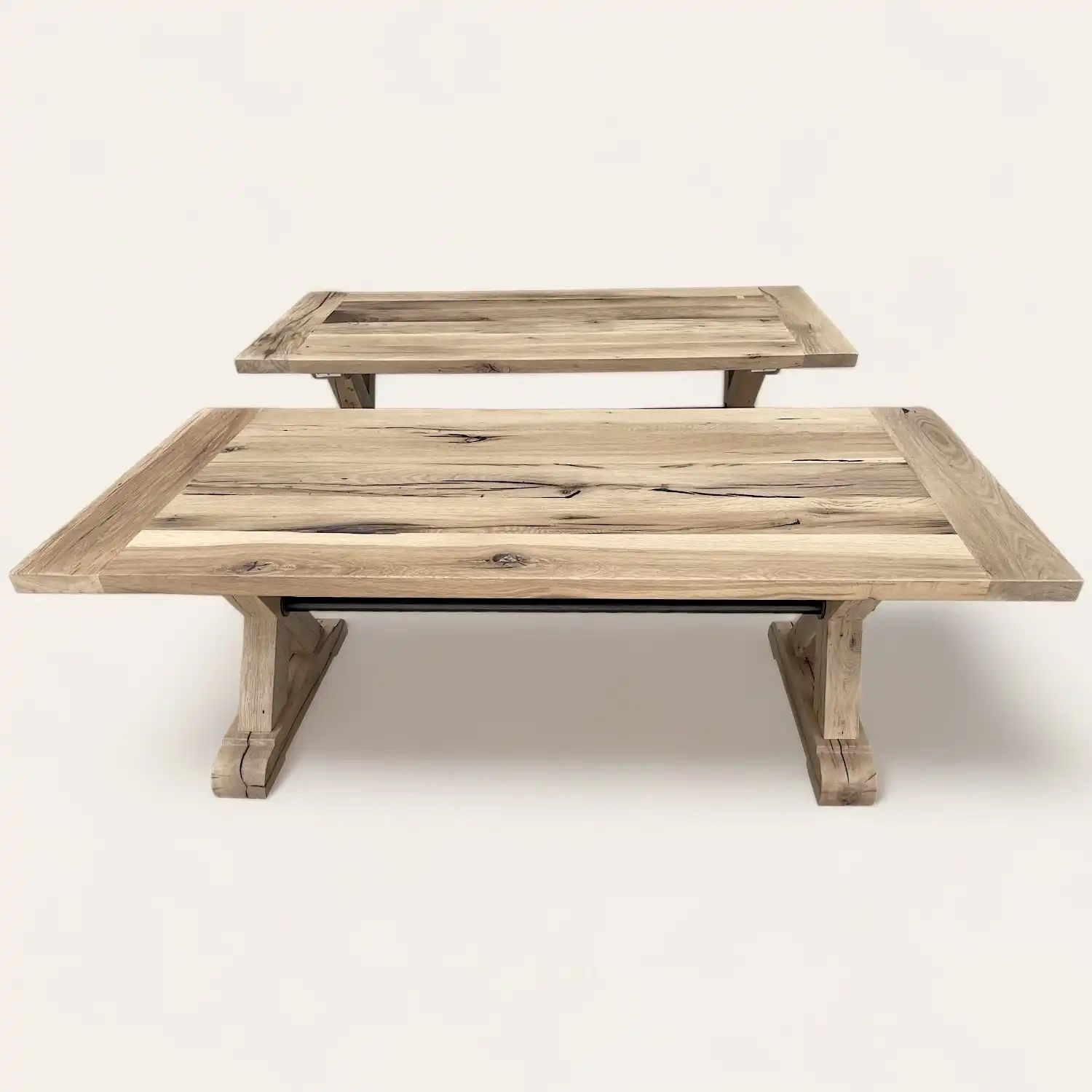  Deux tables en bois rustique sur fond blanc. 