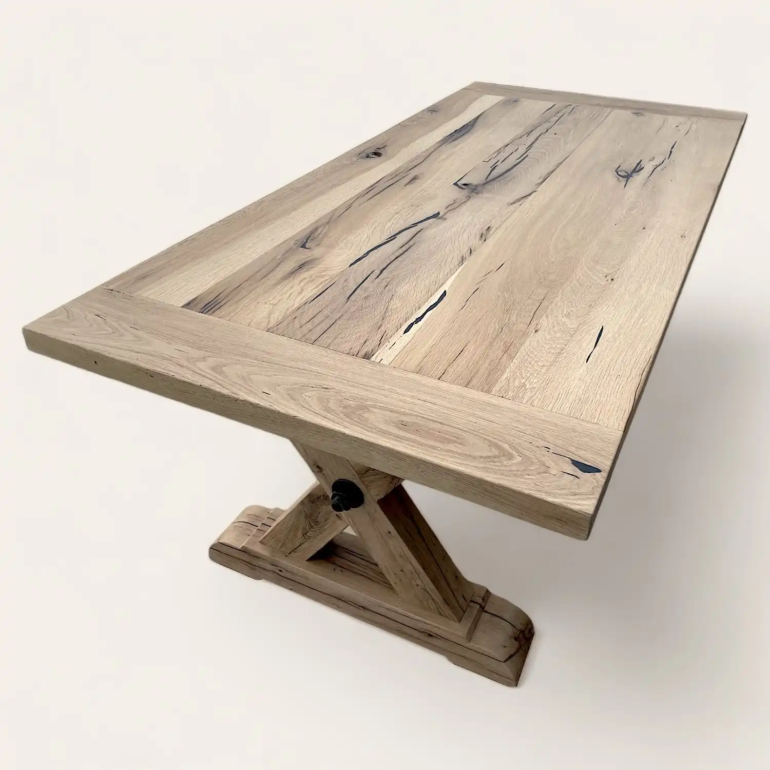  Une table à manger en bois avec une base en croix. 