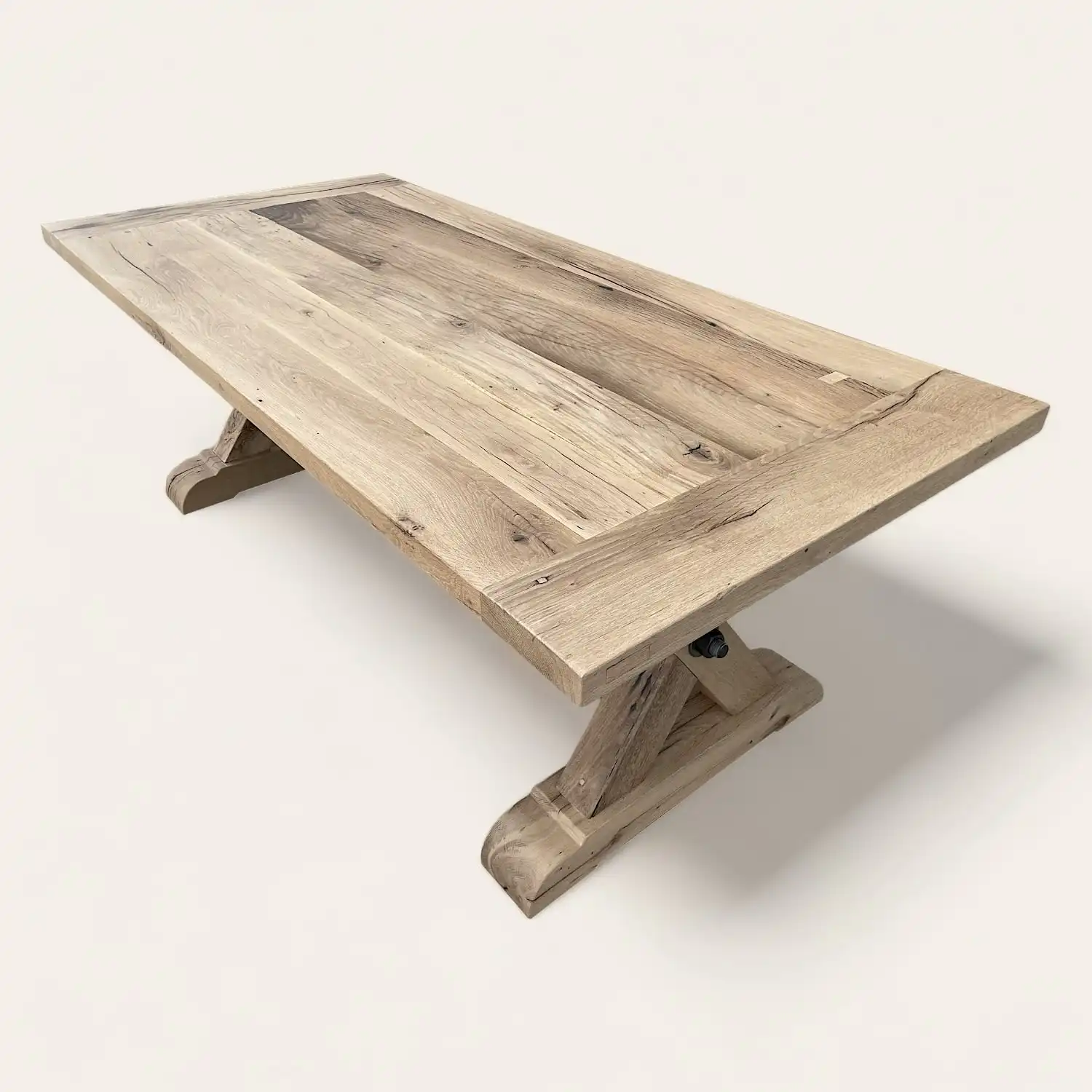  Une table à manger style campagnarde en bois avec une base en croix. 
