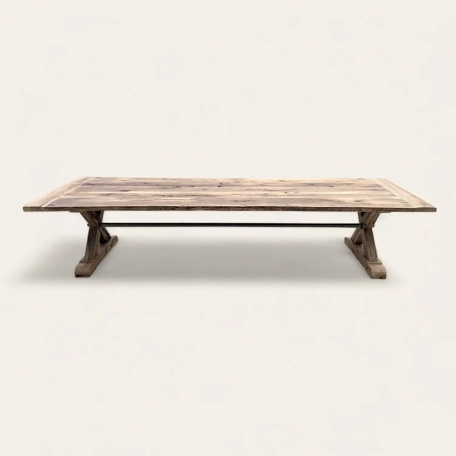  Une table basse rustique en bois avec un piètement en bois. 