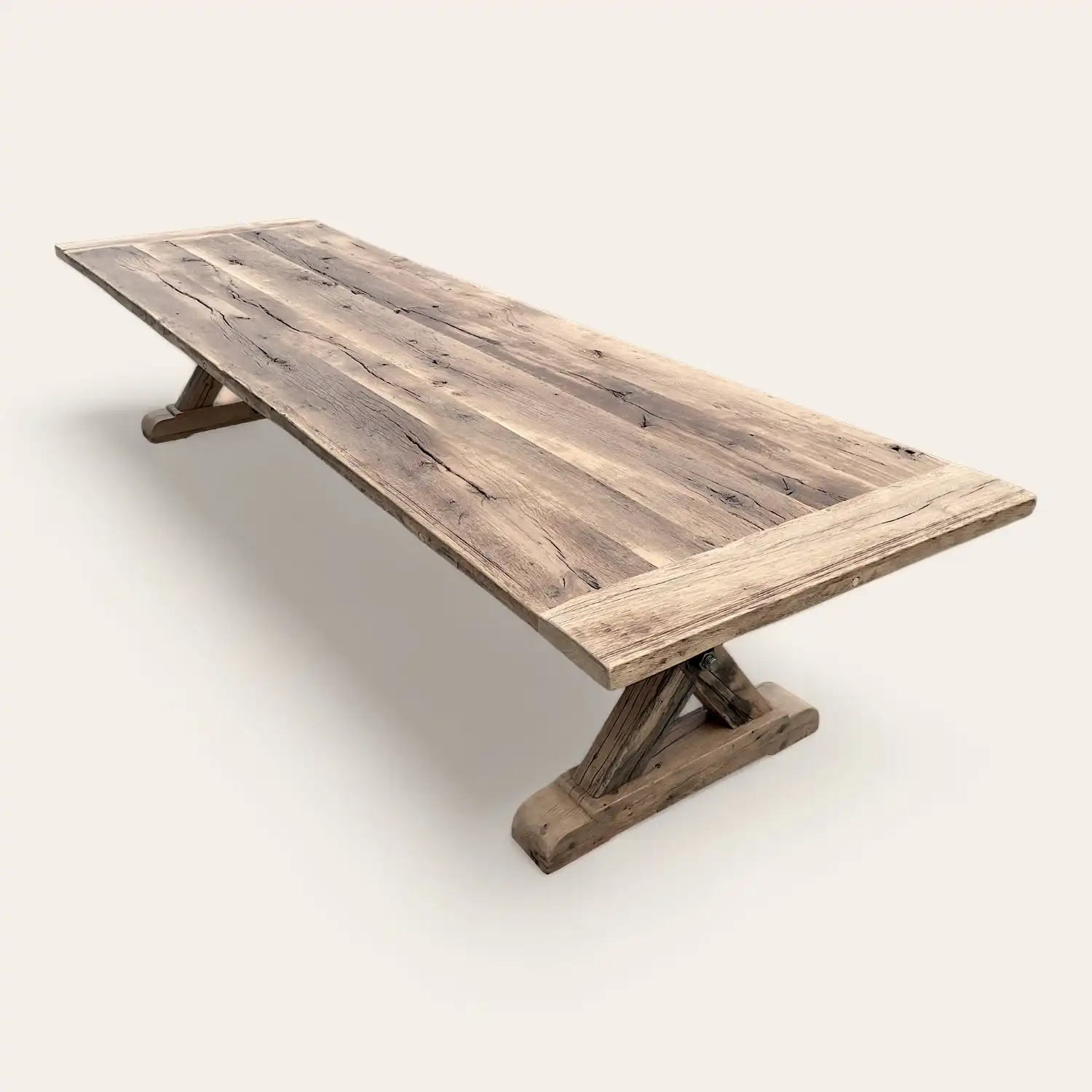  Une table à manger en bois rustique avec un piètement en bois. 