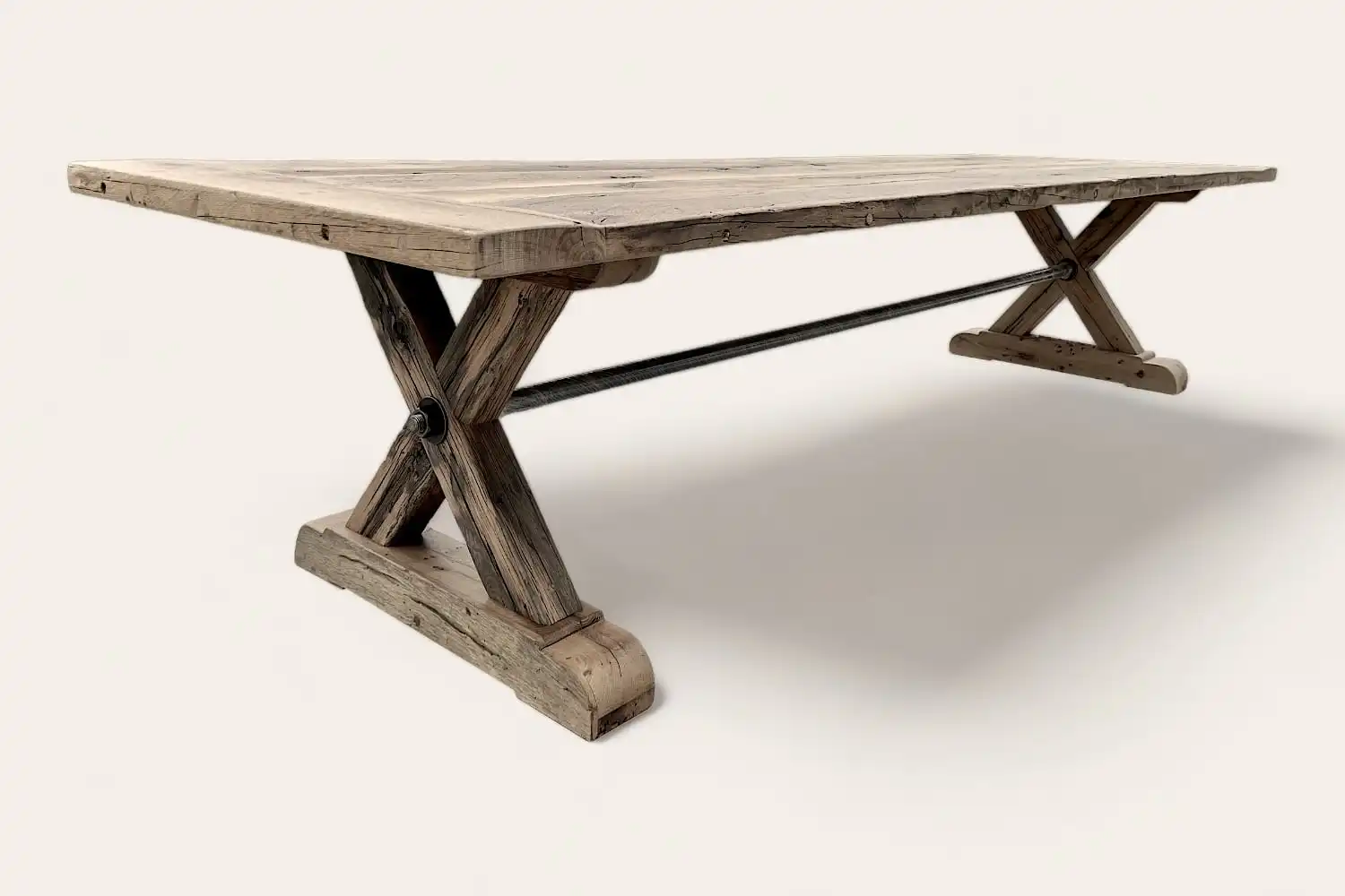 Une table à manger rustique avec un plateau en bois et des pieds en métal.