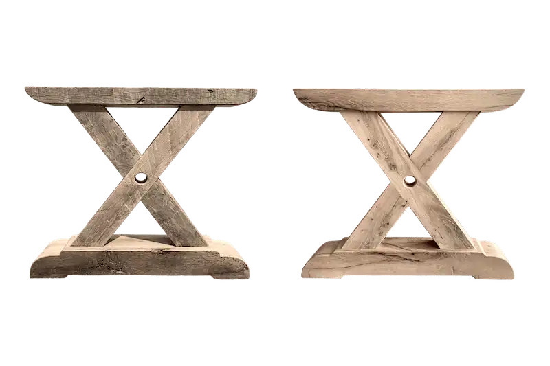 Deux tabourets en bois rustique avec une croix au milieu.