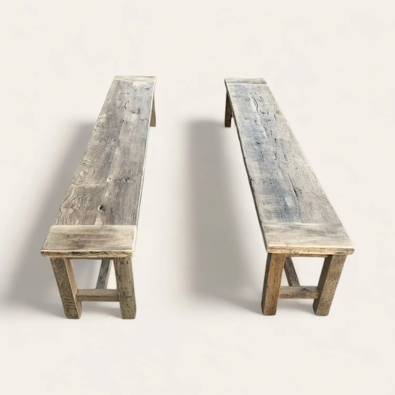  Deux bancs rustiques en bois sur fond blanc. 