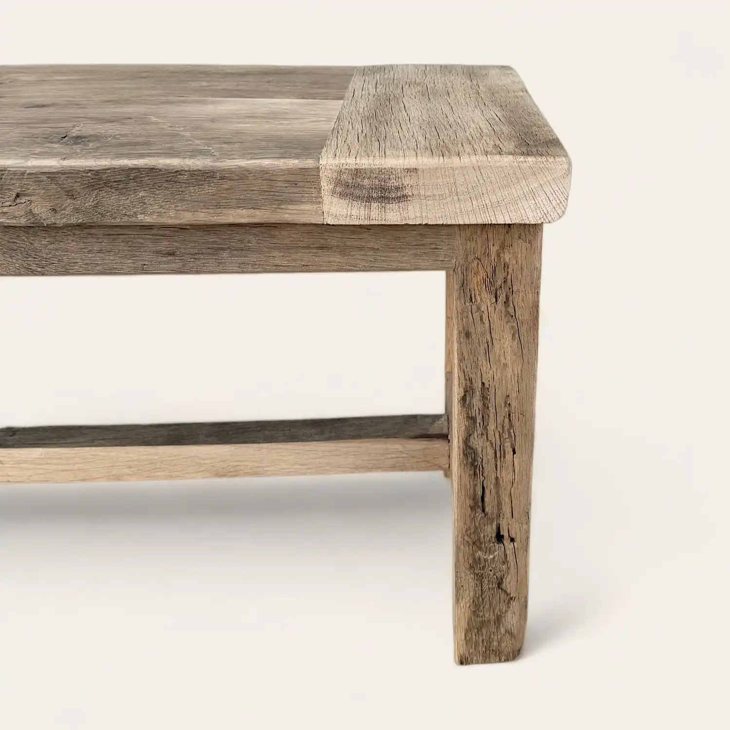  Une table basse rustique en bois avec un plateau en bois. 