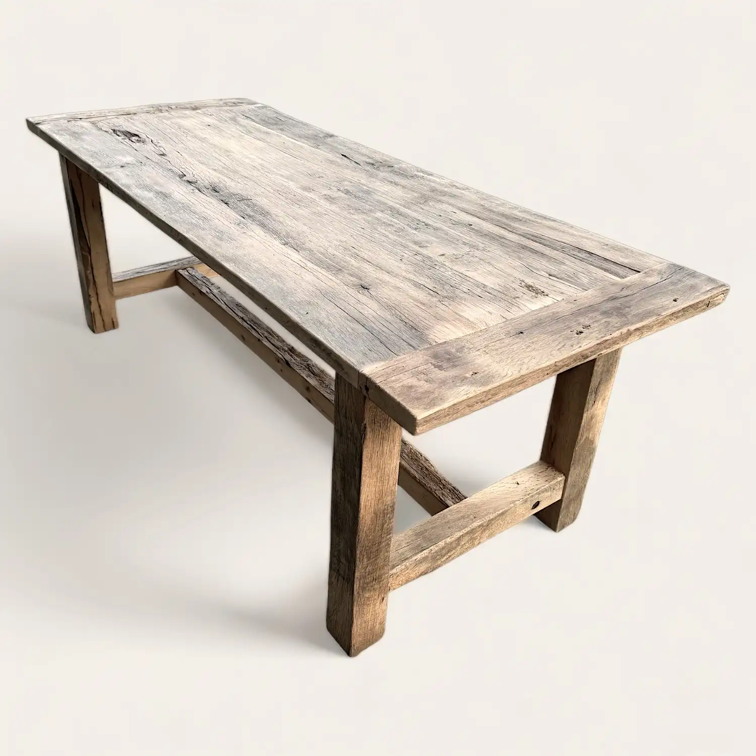  Une table à manger en bois avec un plateau en bois rustique. 