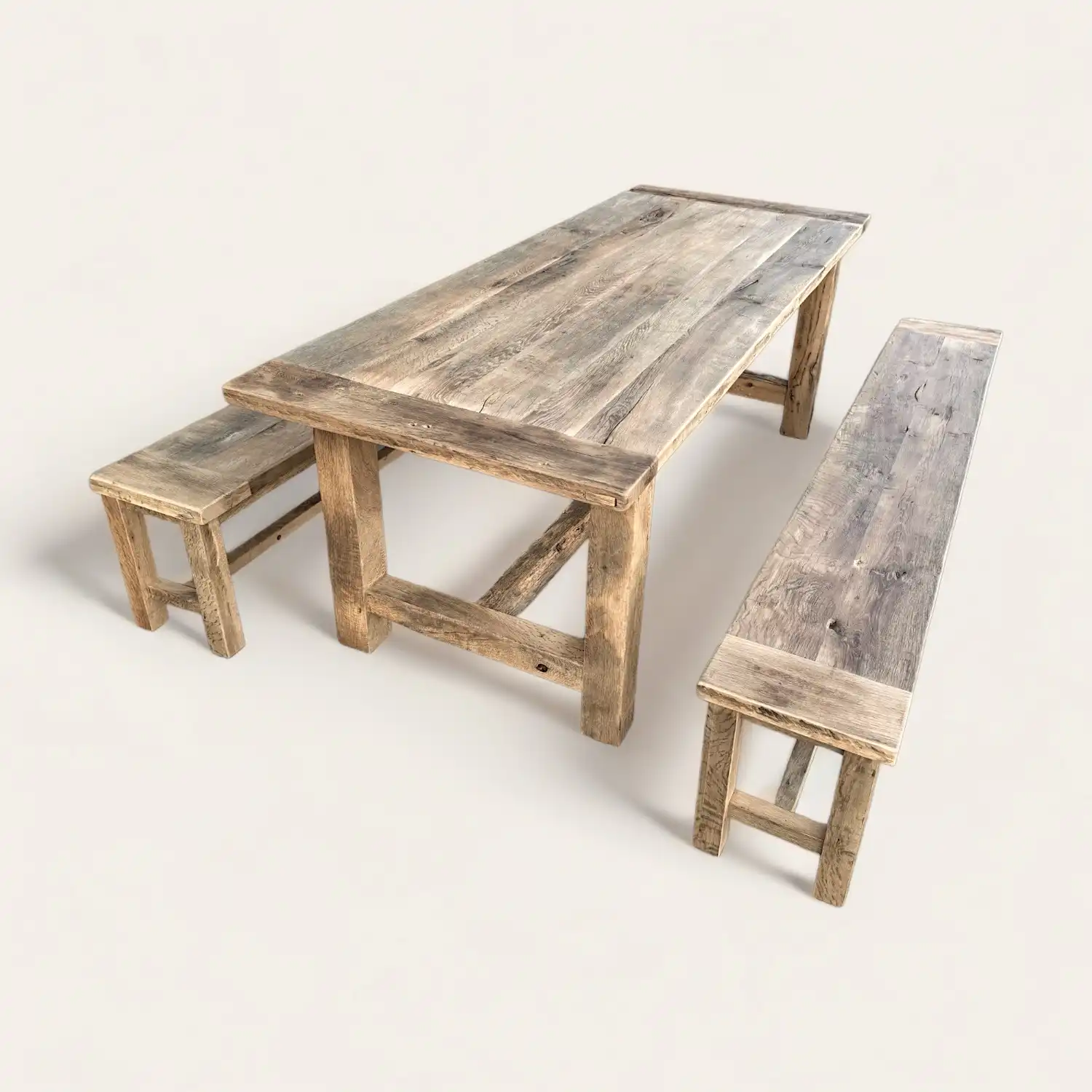  Une table en bois rustique et deux bancs sur fond blanc. 