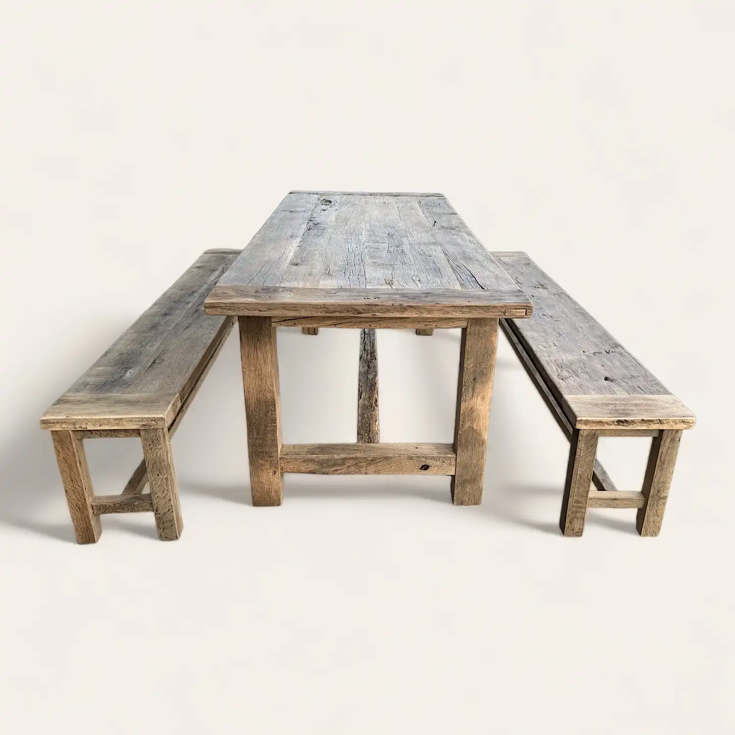  Une table à manger rustique en bois avec deux bancs. 