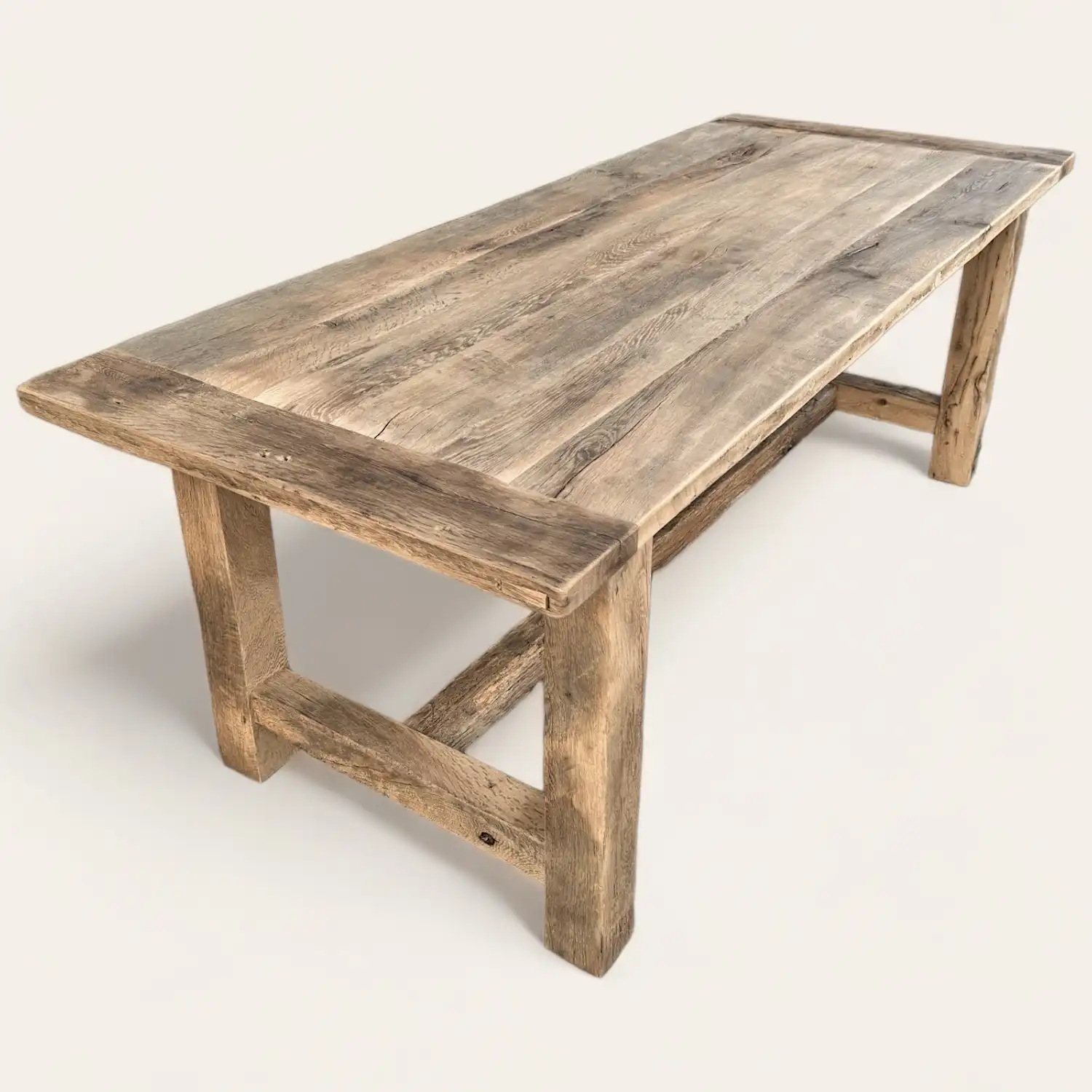  Une table à manger en vieux bois avec un plateau en bois rustique. 