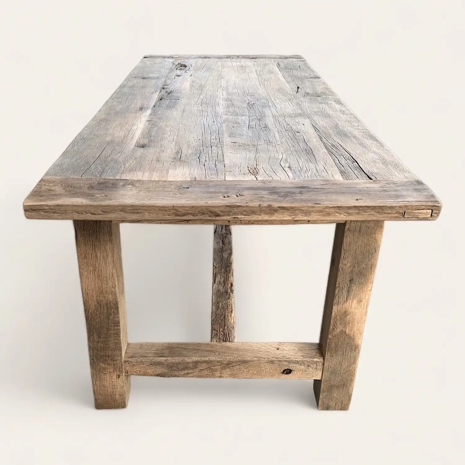  Une table à manger rustique en bois récupéré. 