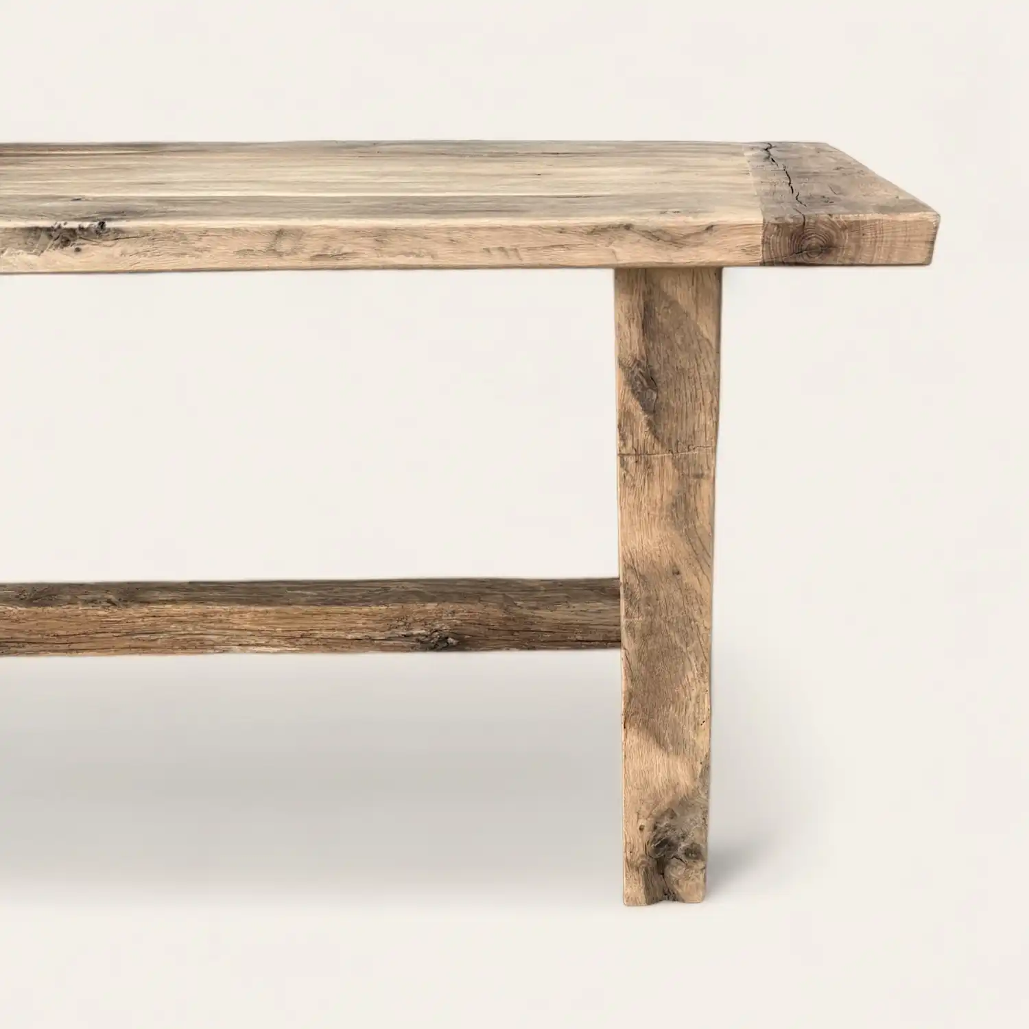  Une table à manger rustique en bois avec un plateau en bois ancien. 