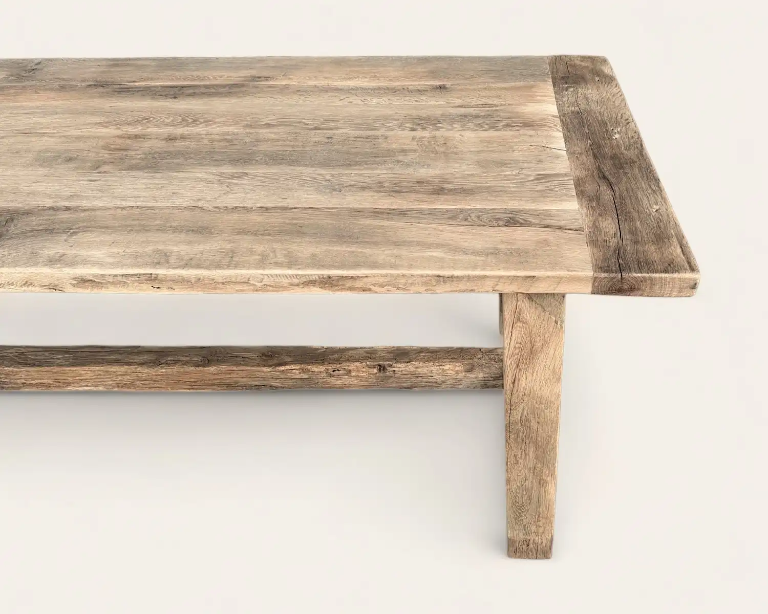 Une table à manger en bois avec un plateau en bois rustique.