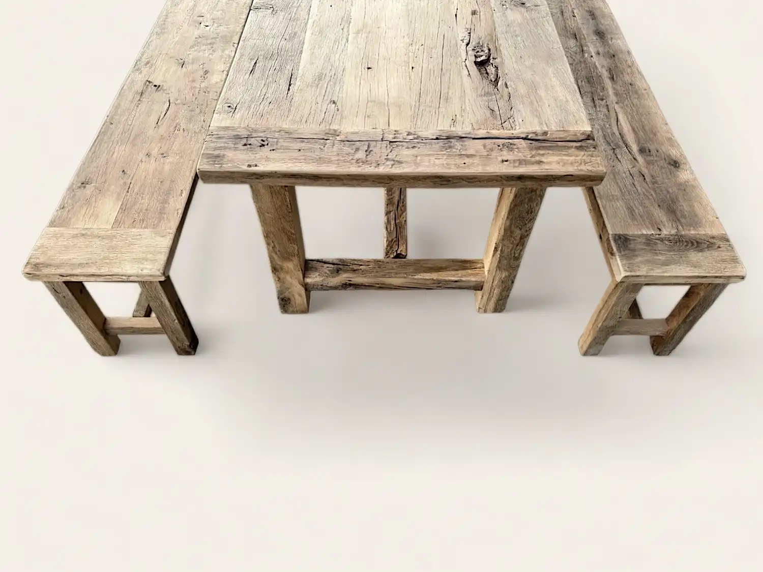 Une table à manger rustique style méditerranéen en bois ancien avec deux bancs.