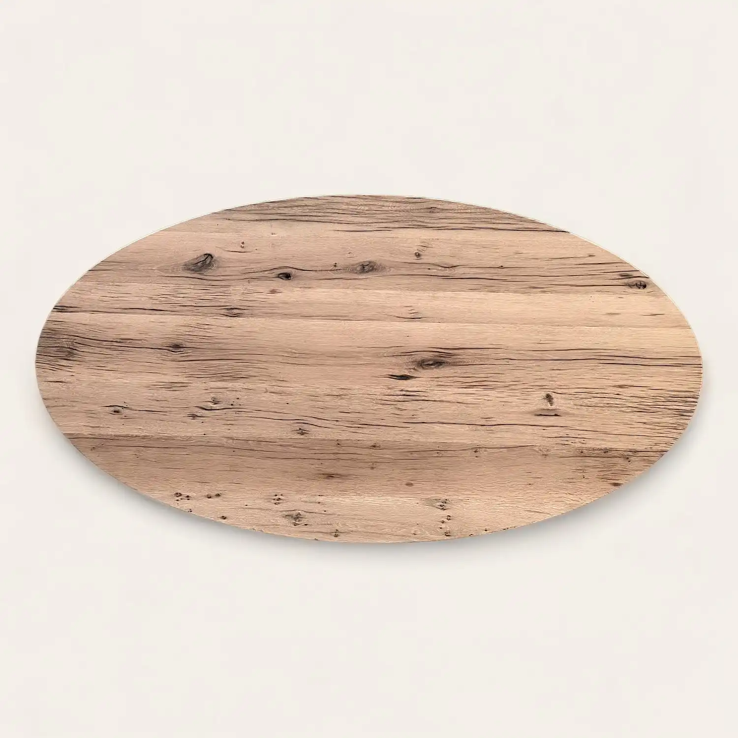  Une assiette ovale en bois rustique sur une surface blanche. 