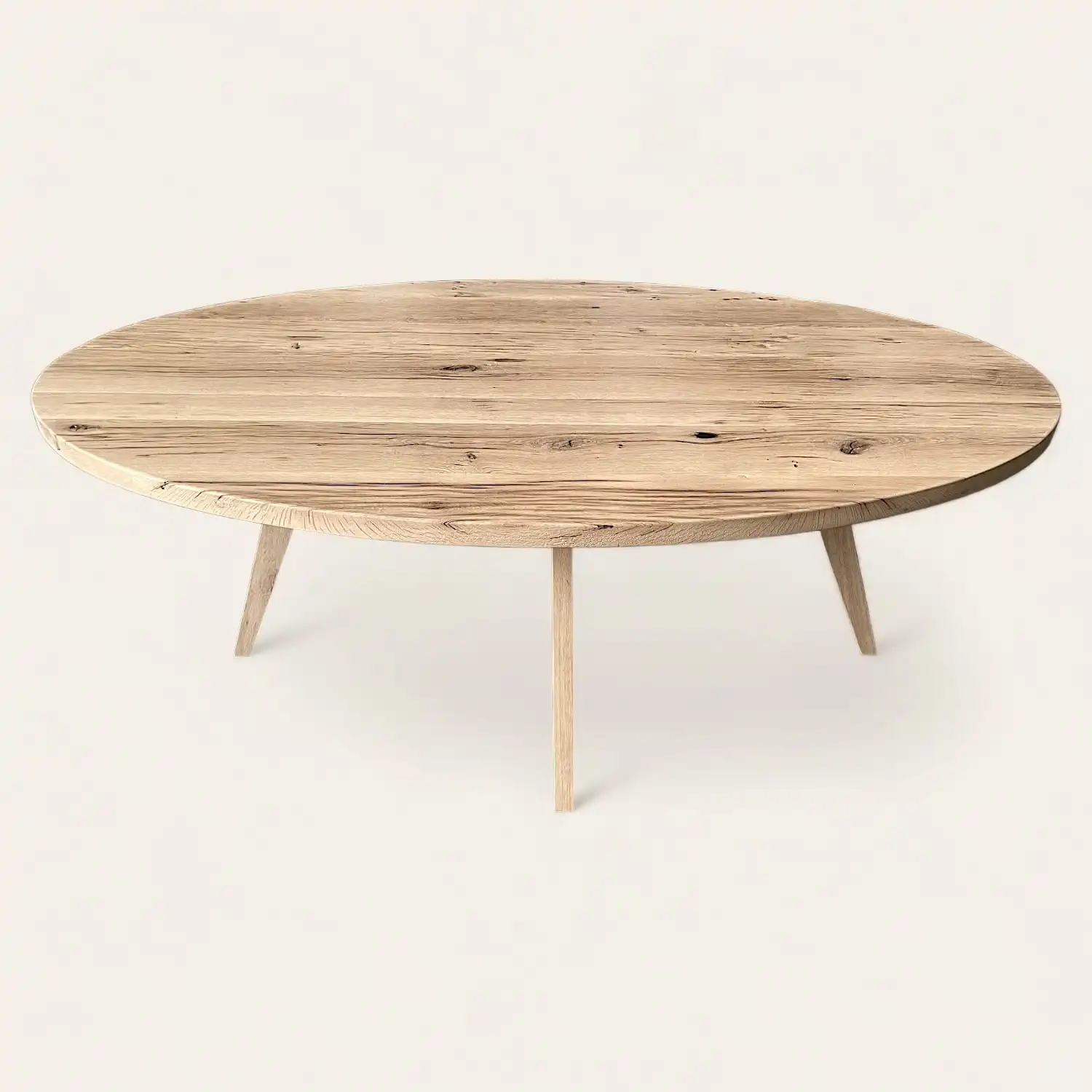  Une table rustique ovale avec pieds en bois. 