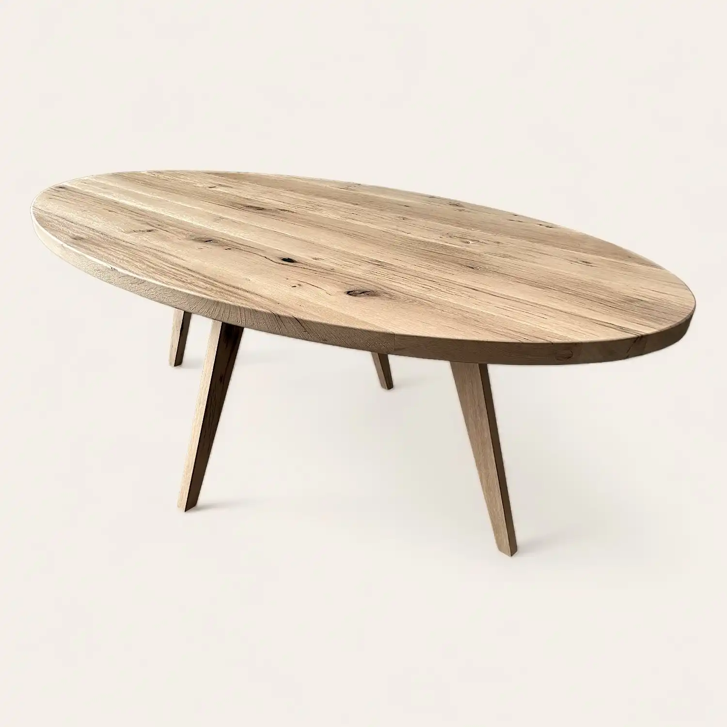  Une table ovale en bois ancien avec deux pieds sur fond blanc. 