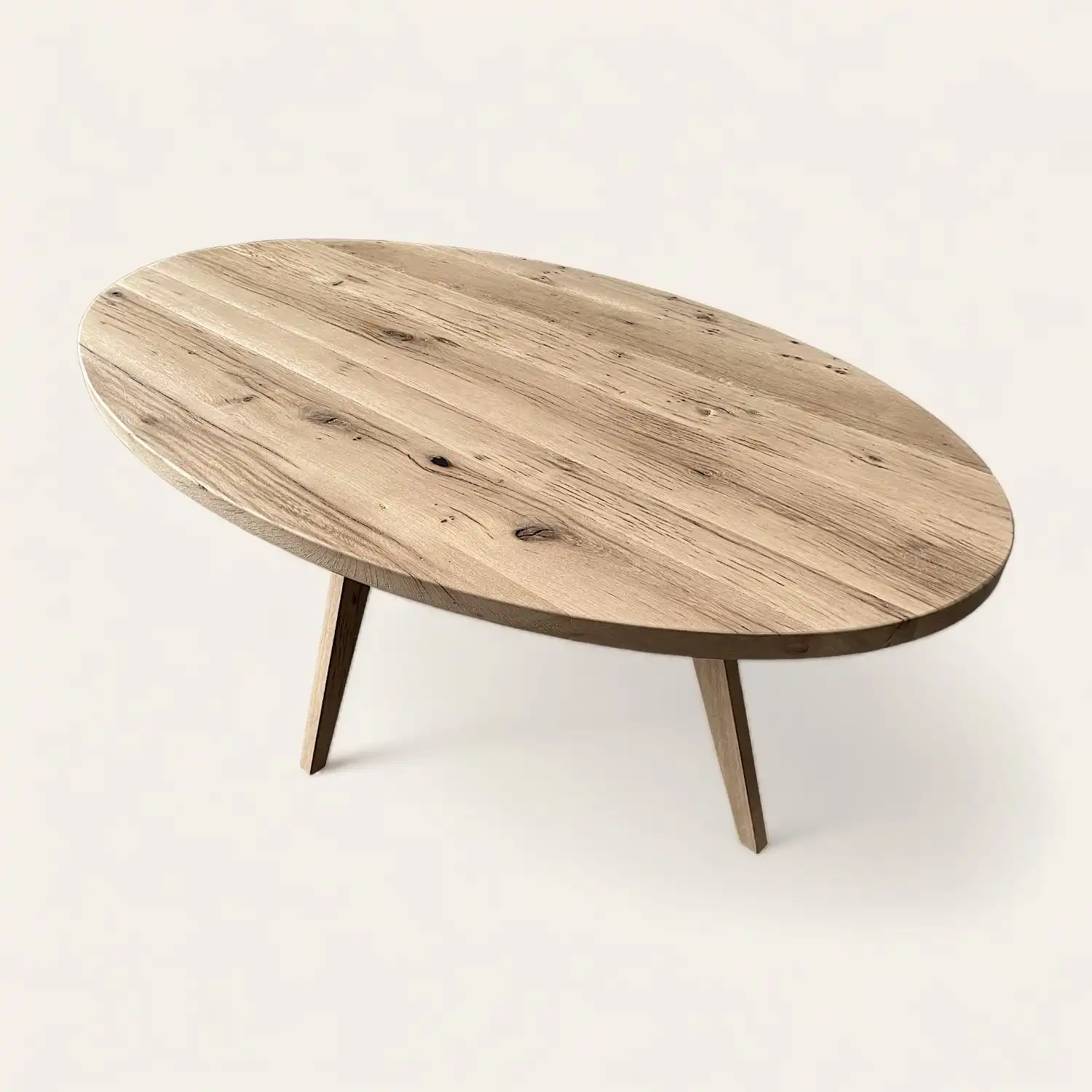  Une table basse rustique ovale en bois sur fond blanc. 
