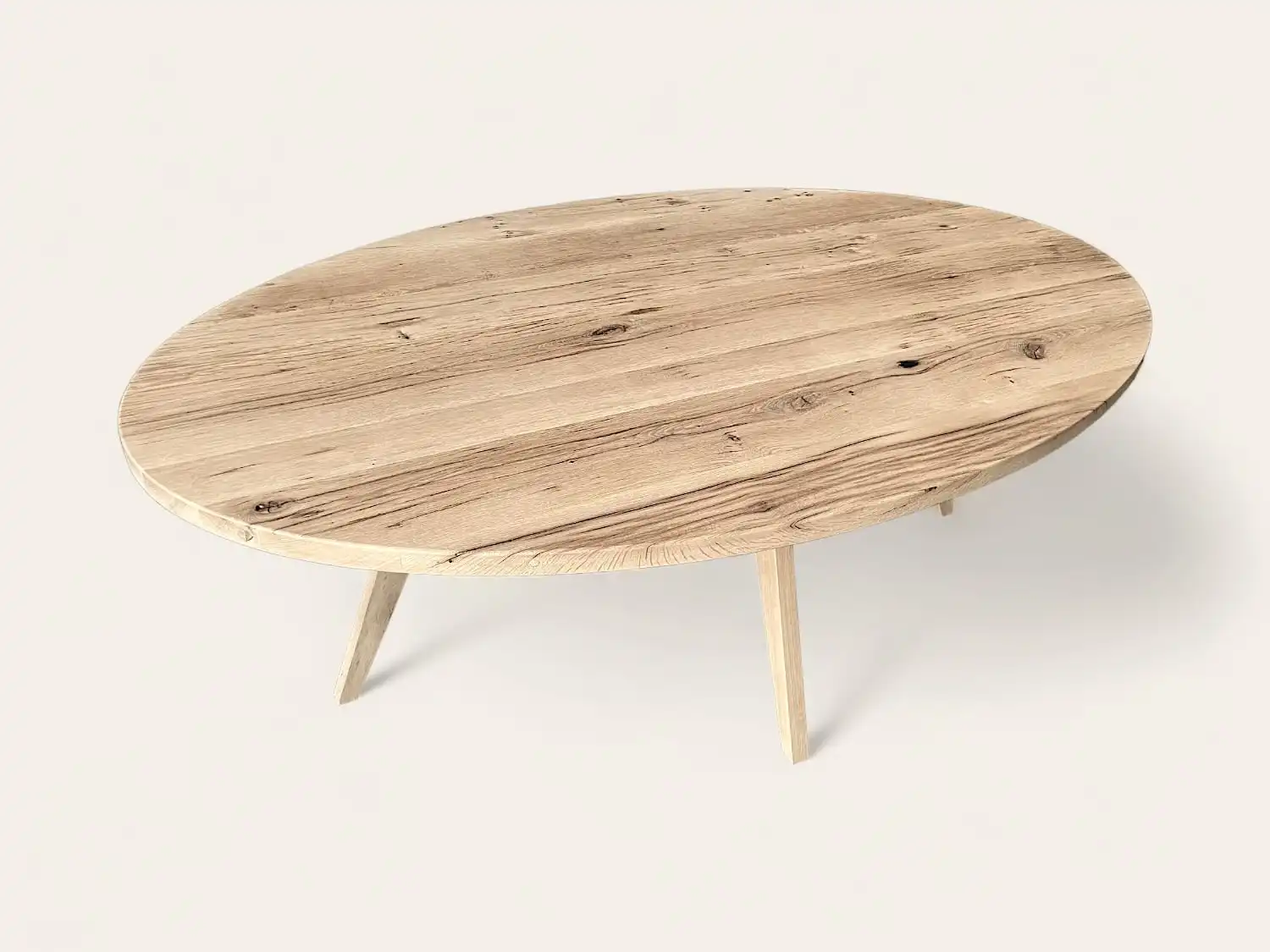Une table en bois rustique avec un plateau et des pieds en bois.