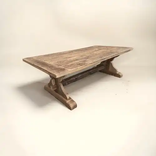Une table en bois avec une base rustique.