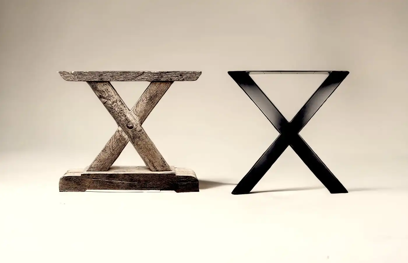 Un tabouret rustique en bois avec un design en forme de X au milieu.