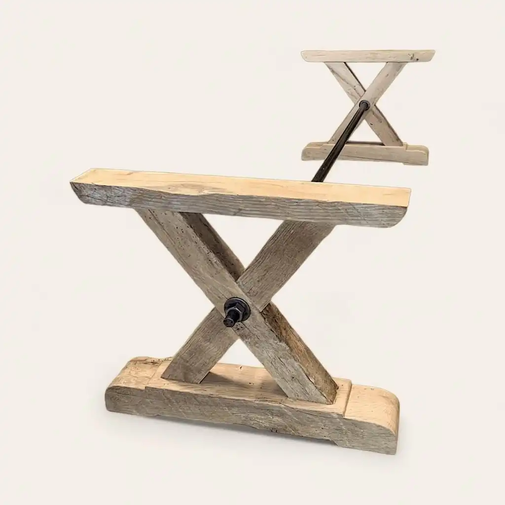  Une paire des pieds de table en bois rustique en forme de X sur fond blanc. 