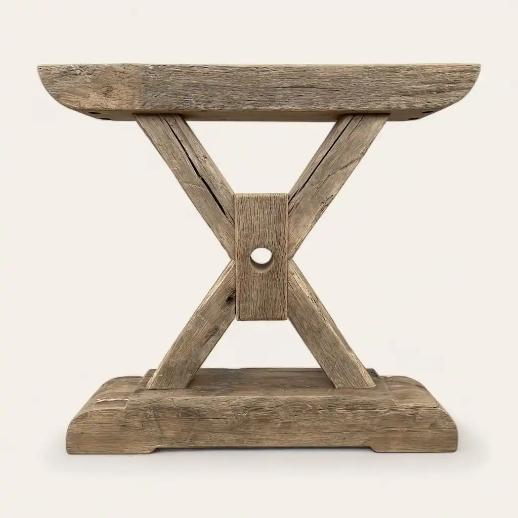  Une table en bois rustique surmontée d'une croix. 