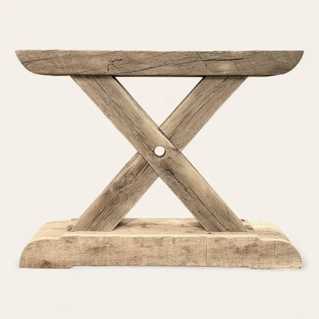  Une table rustique en bois avec un x au milieu. 